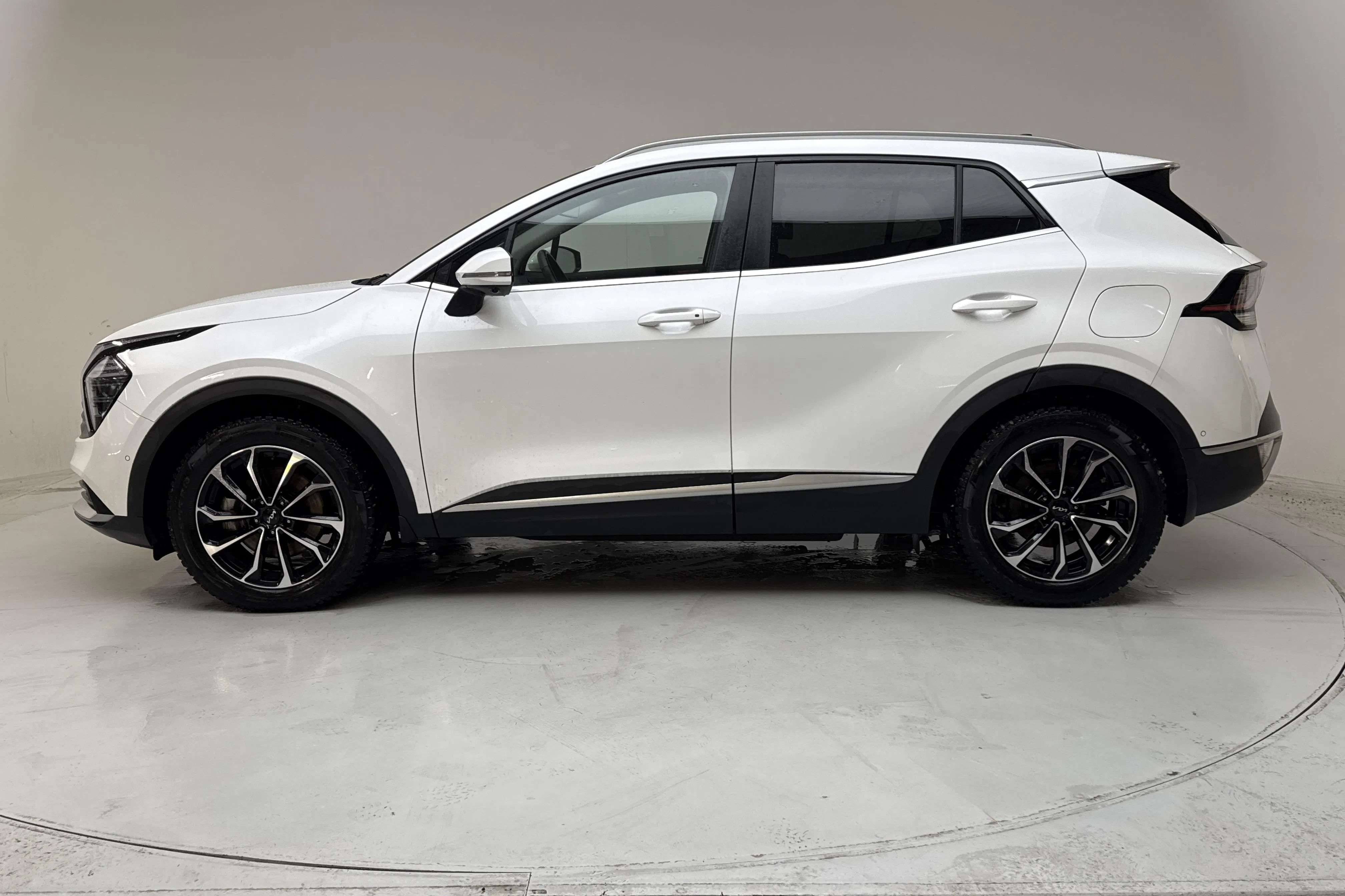 Presentation photo 2 of 19: KIA Sportage PHEV AWD (265hk) - 59 020 km - Automatic - white - 2025