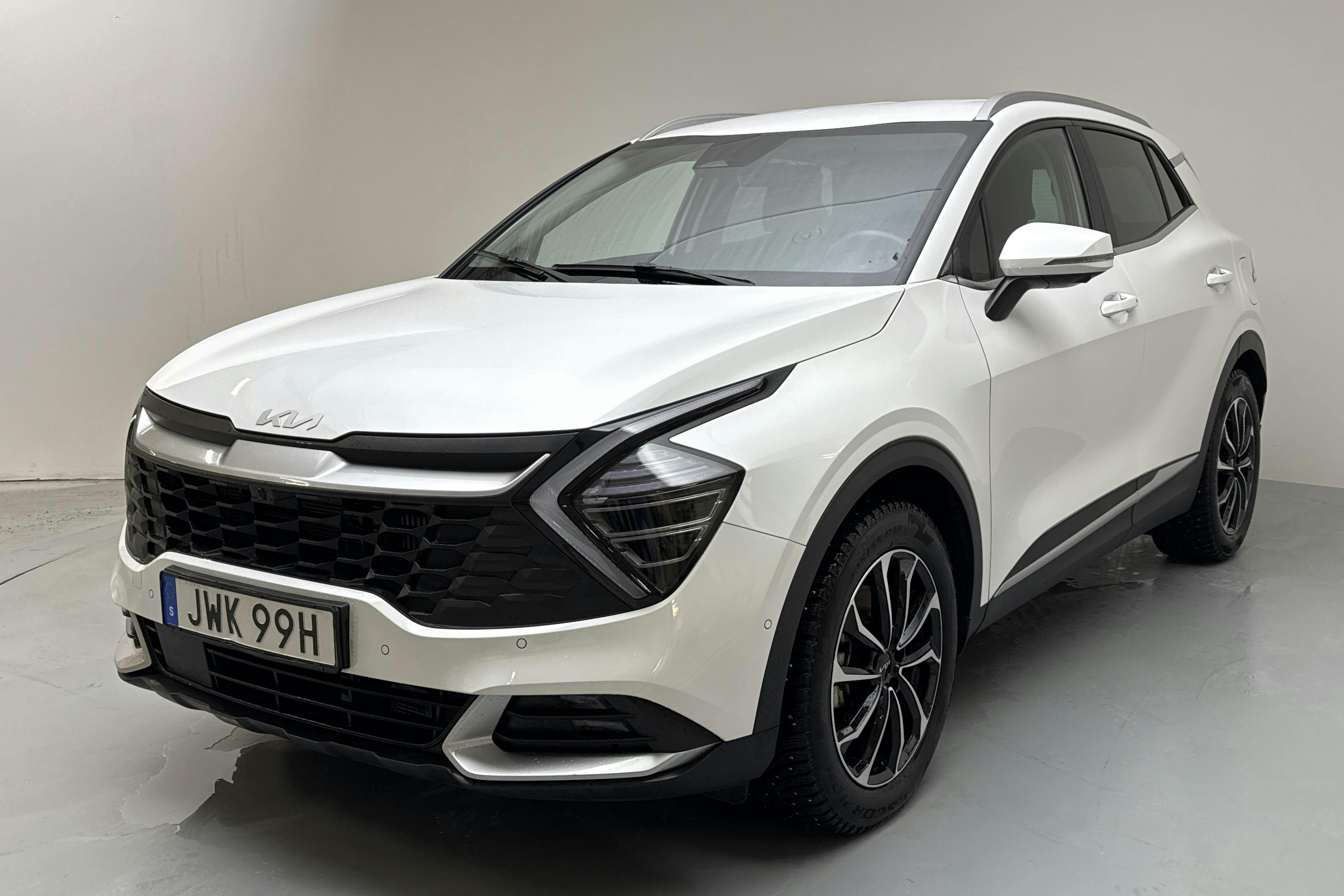 Presentationsfoto 1 av 18: KIA Sportage PHEV AWD (265hk) - 3 477 mil - Automat - vit - 2025