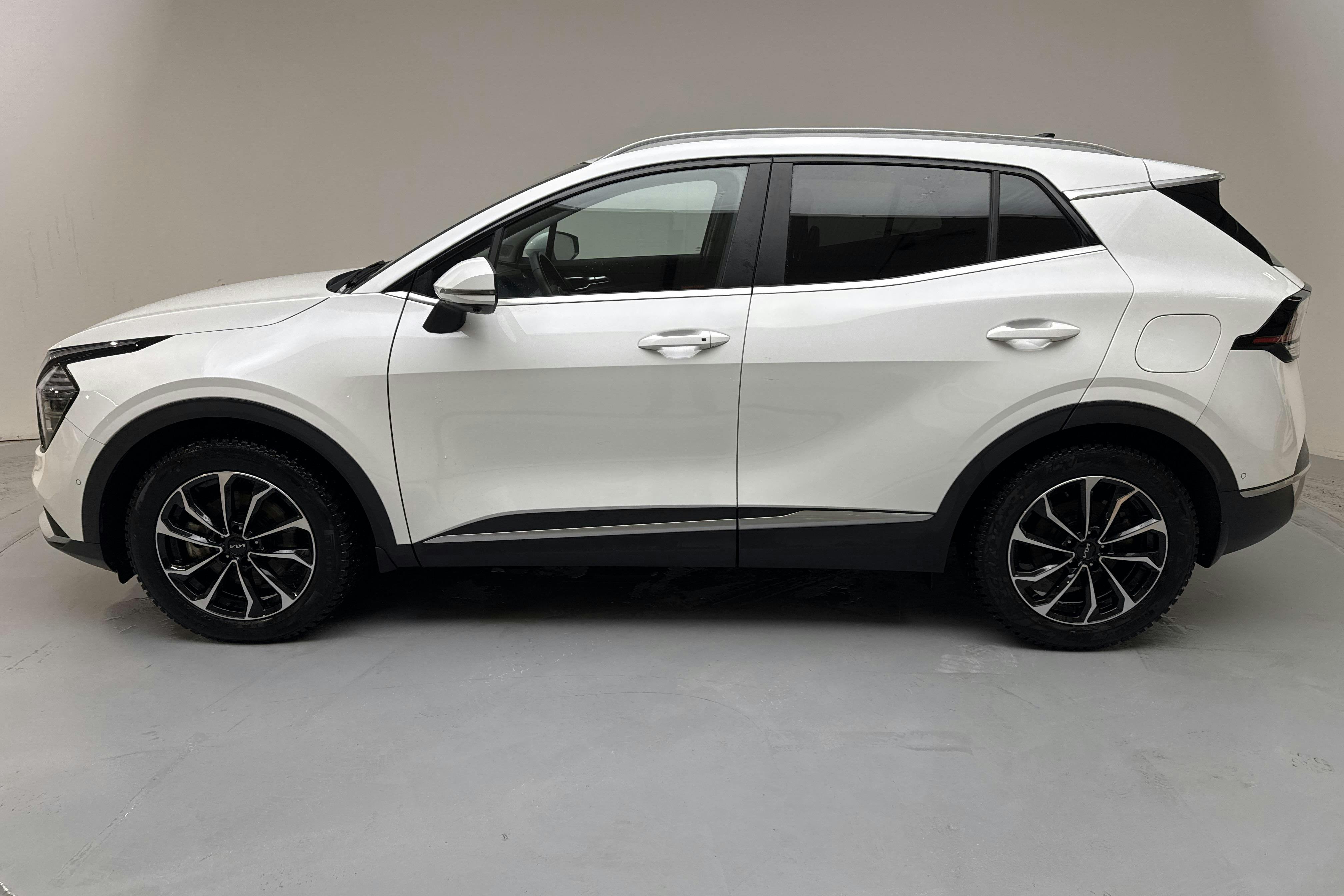 Presentationsfoto 2 av 18: KIA Sportage PHEV AWD (265hk) - 3 477 mil - Automat - vit - 2025