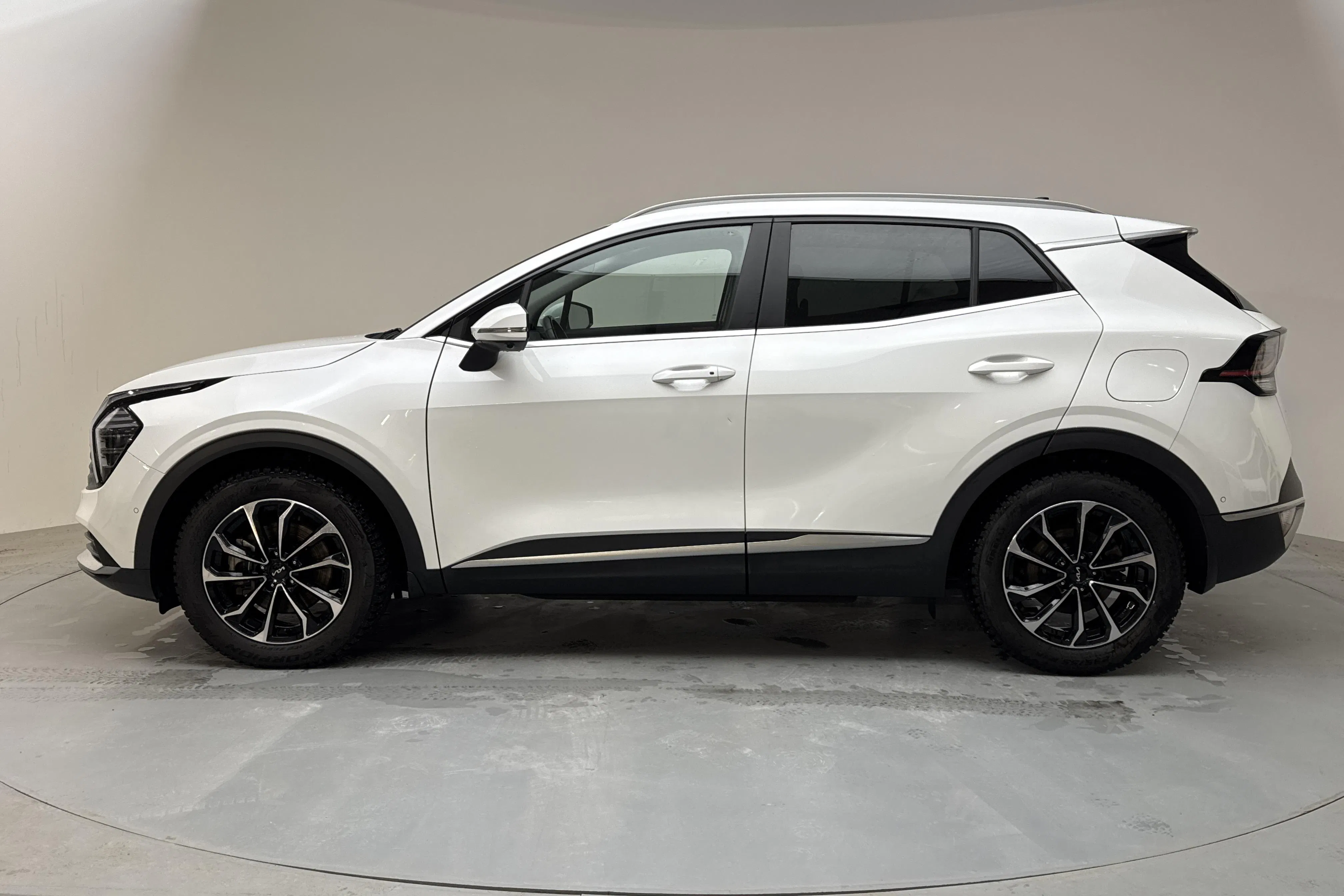 Presentation photo 2 of 15: KIA Sportage PHEV AWD (265hk) - 51 620 km - Automatic - white - 2025