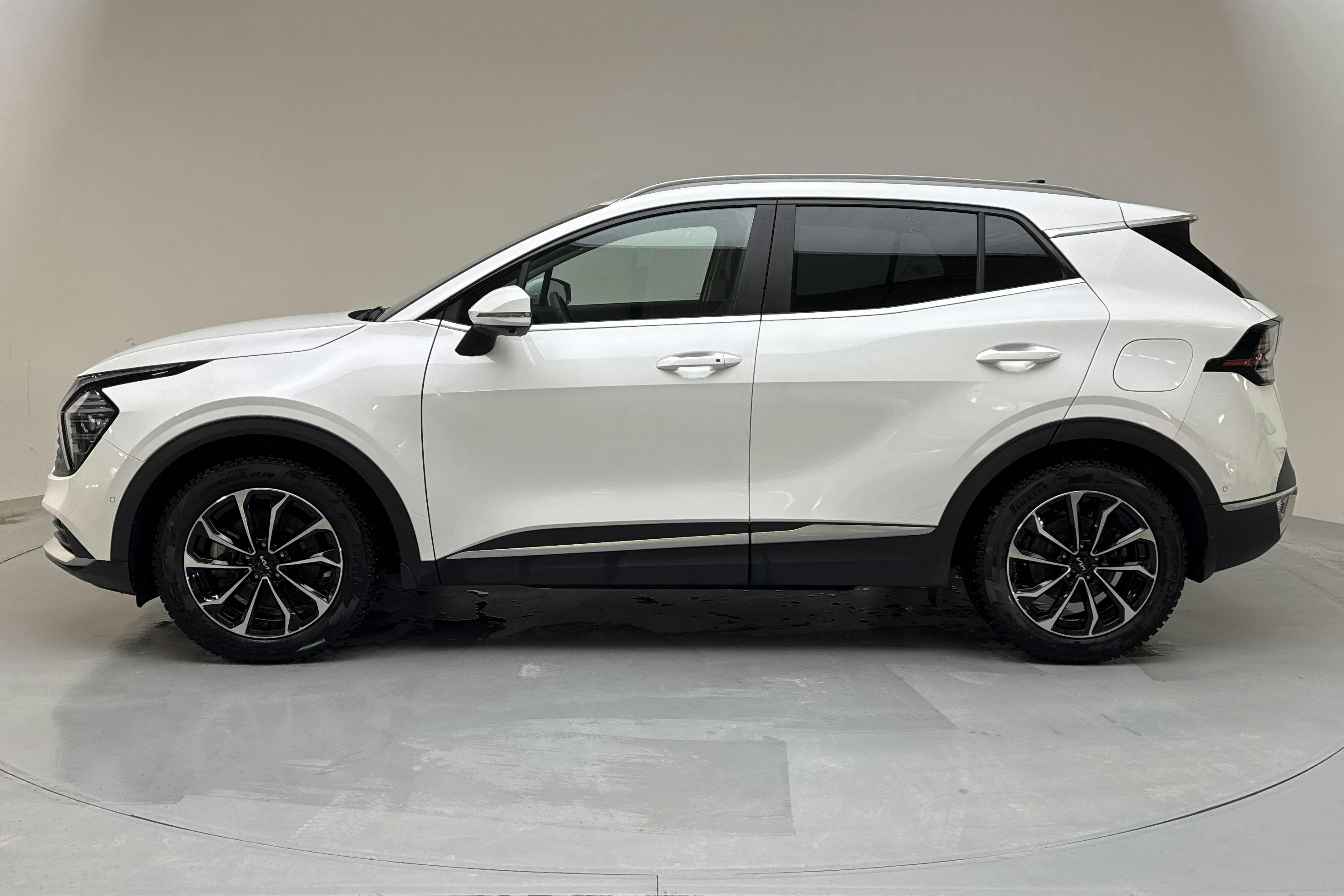 Presentation photo 2 of 16: KIA Sportage PHEV AWD (265hk) - 27 280 km - Automatic - white - 2025