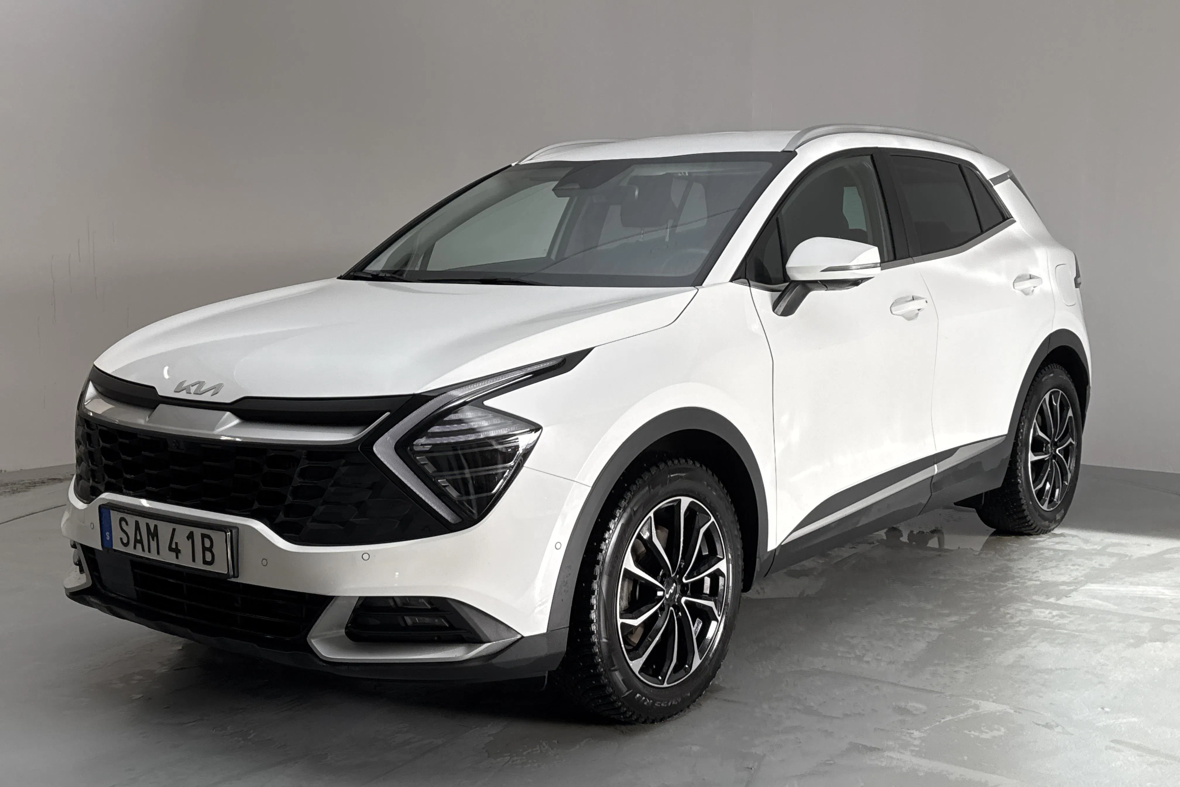 Presentation photo 1 of 18: KIA Sportage PHEV AWD (265hk) - 75 070 km - Automatic - white - 2025