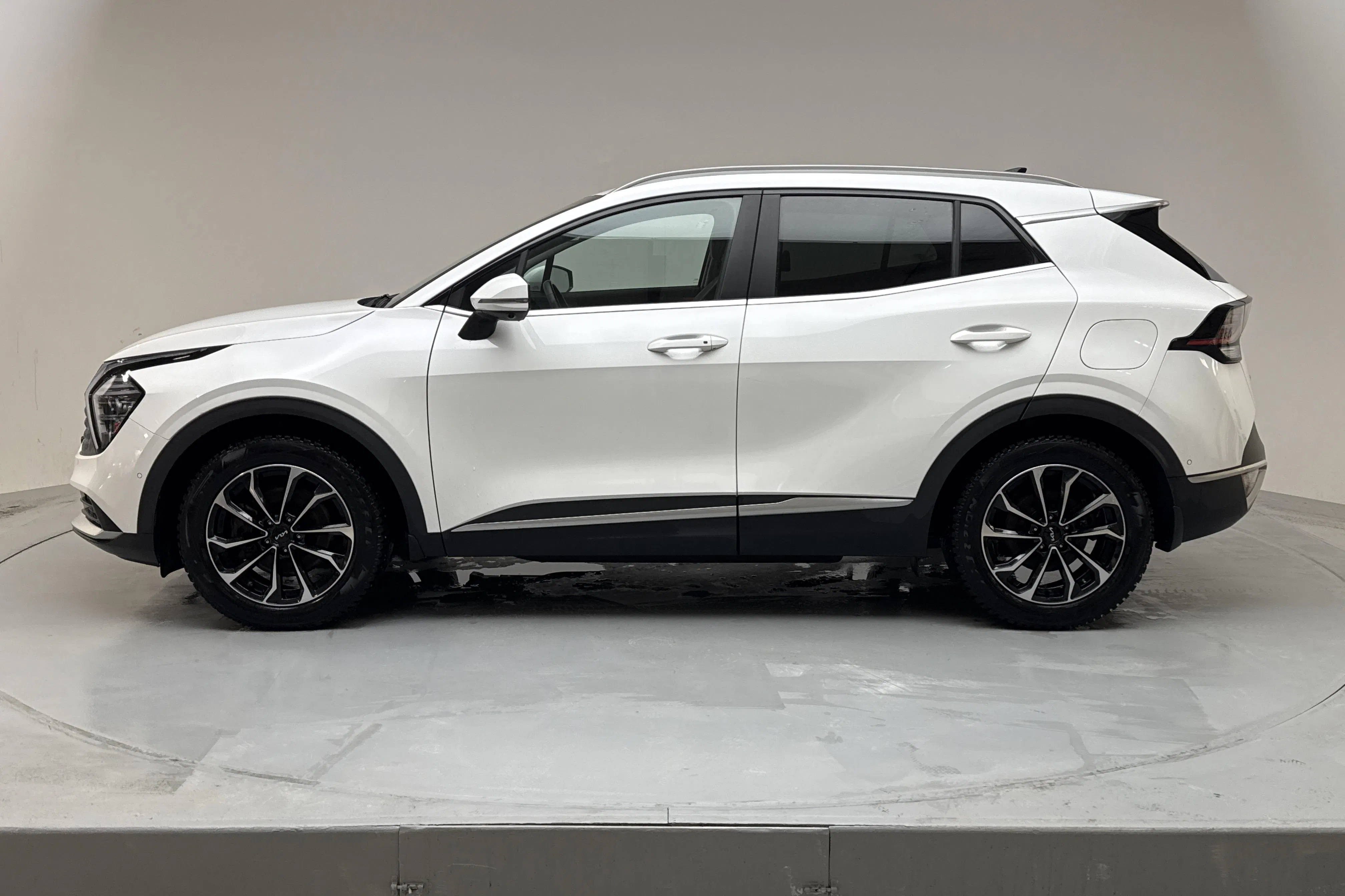 Presentation photo 2 of 18: KIA Sportage PHEV AWD (265hk) - 75 070 km - Automatic - white - 2025