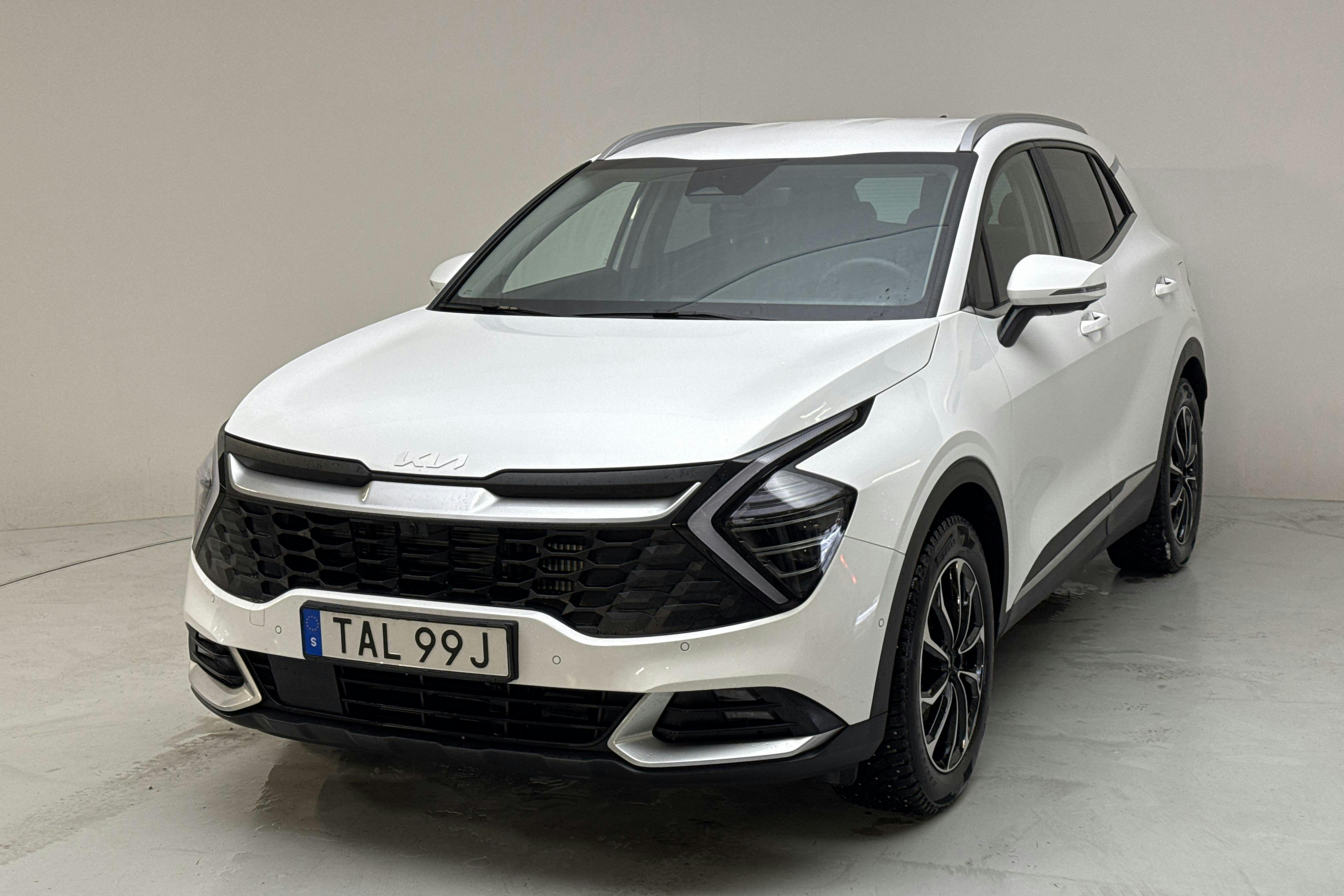 Presentation photo 1 of 18: KIA Sportage PHEV AWD (265hk) - 32 690 km - Automatic - white - 2025