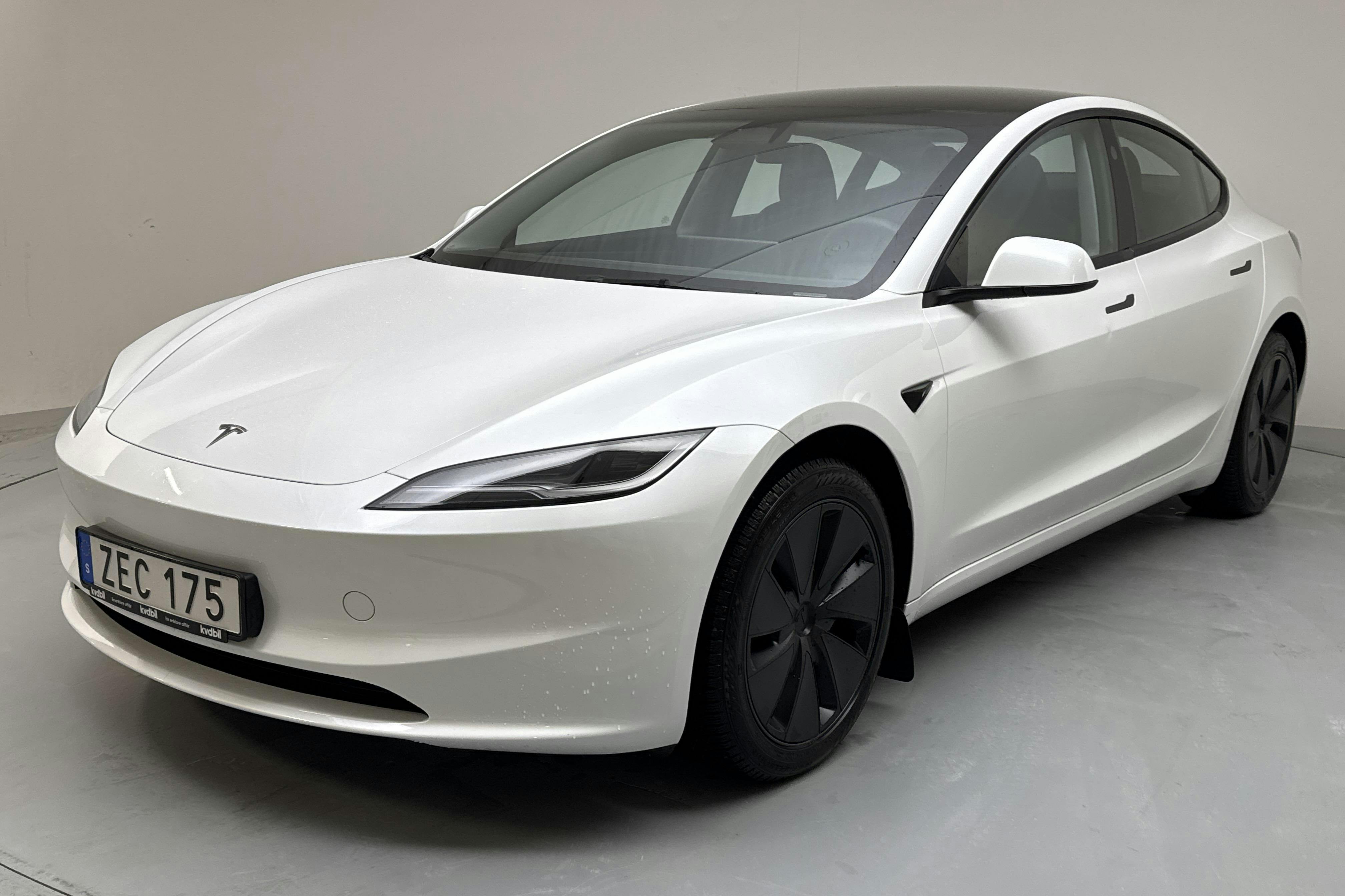 Presentation photo 1 of 19: Tesla Model 3 Long Range Dual Motor AWD - 50 750 km - Automatic - white - 2024