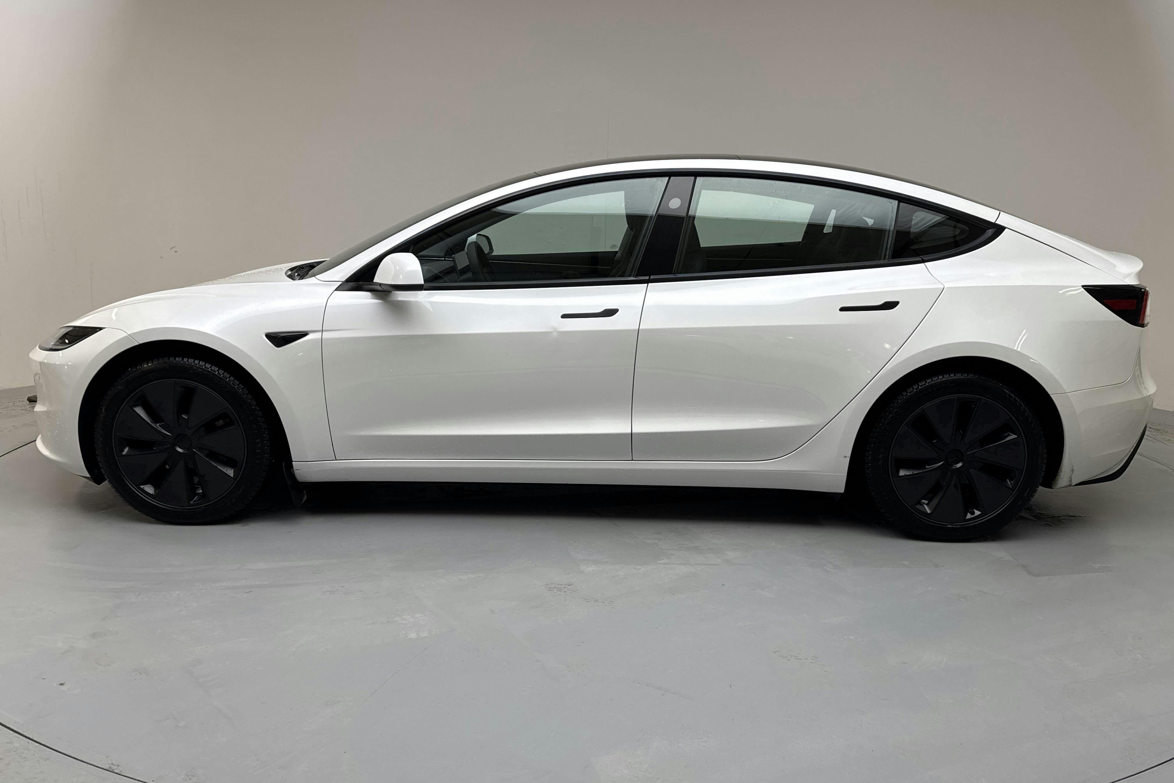 Presentation photo 2 of 19: Tesla Model 3 Long Range Dual Motor AWD - 50 750 km - Automatic - white - 2024