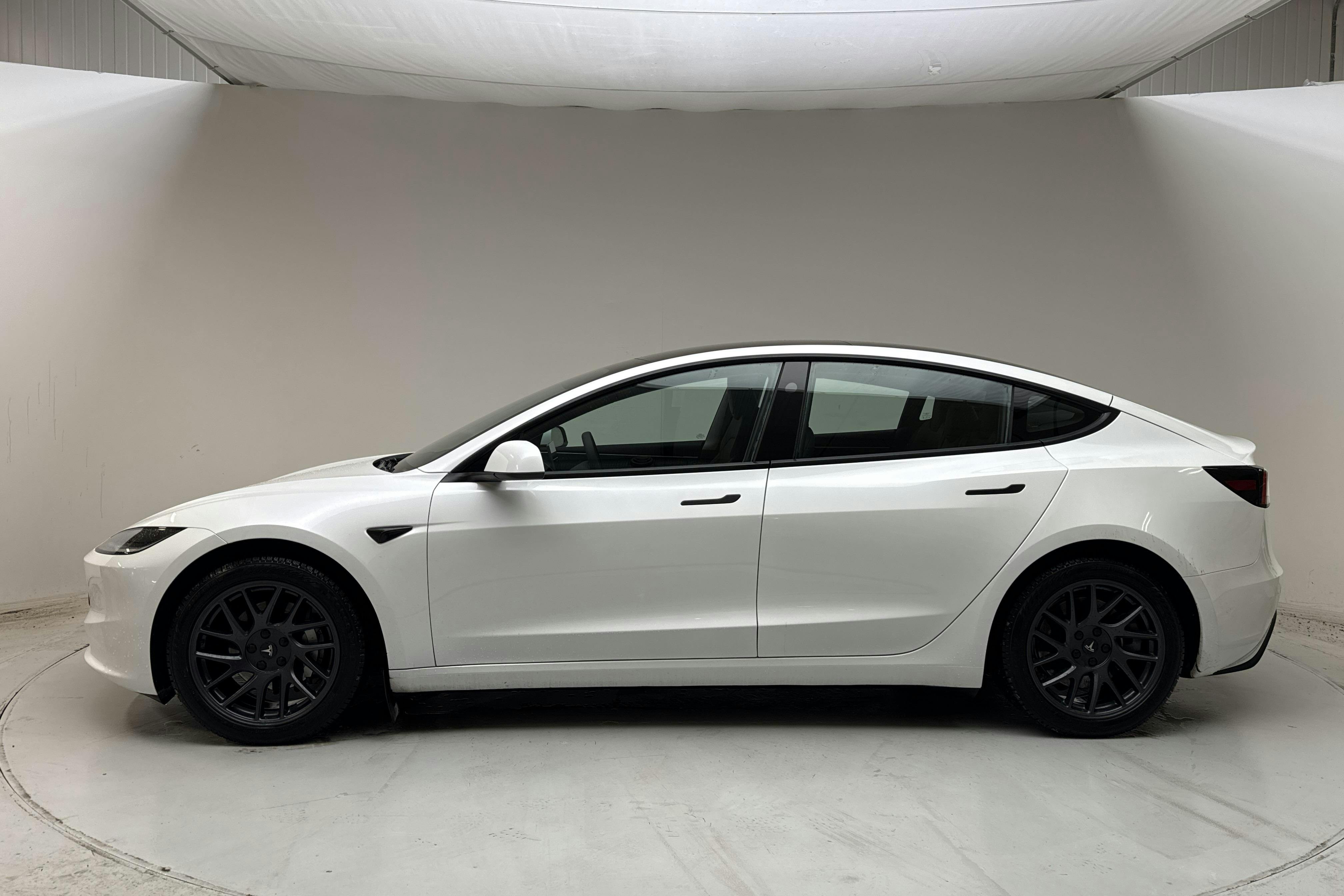 Presentation photo 2 of 18: Tesla Model 3 Long Range Dual Motor AWD - 57 310 km - Automatic - white - 2024