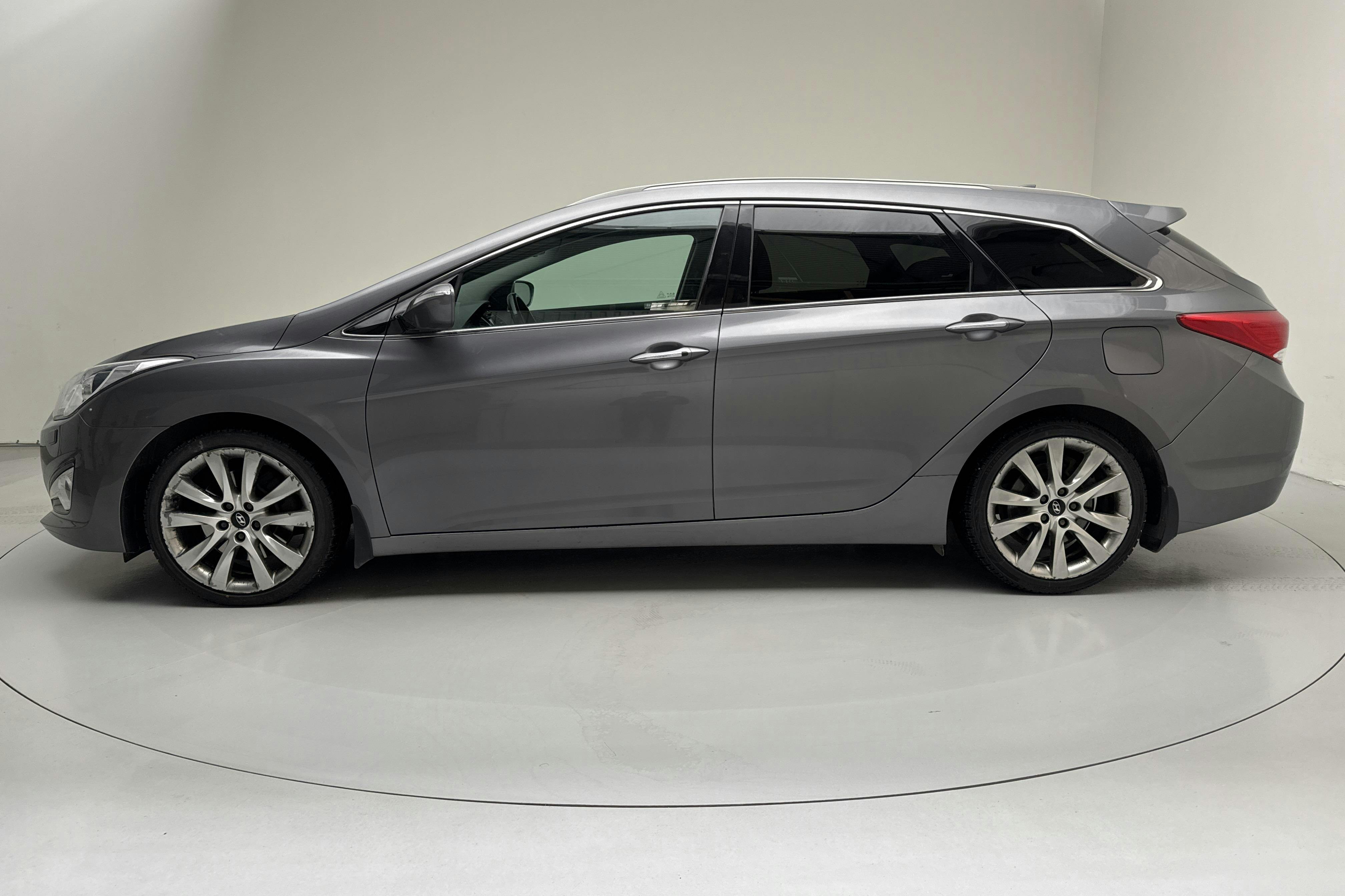 Presentation photo 2 of 14: Hyundai i40 1.7 CRDi Kombi (136hk) - 180 100 km - Automatic - silver - 2014