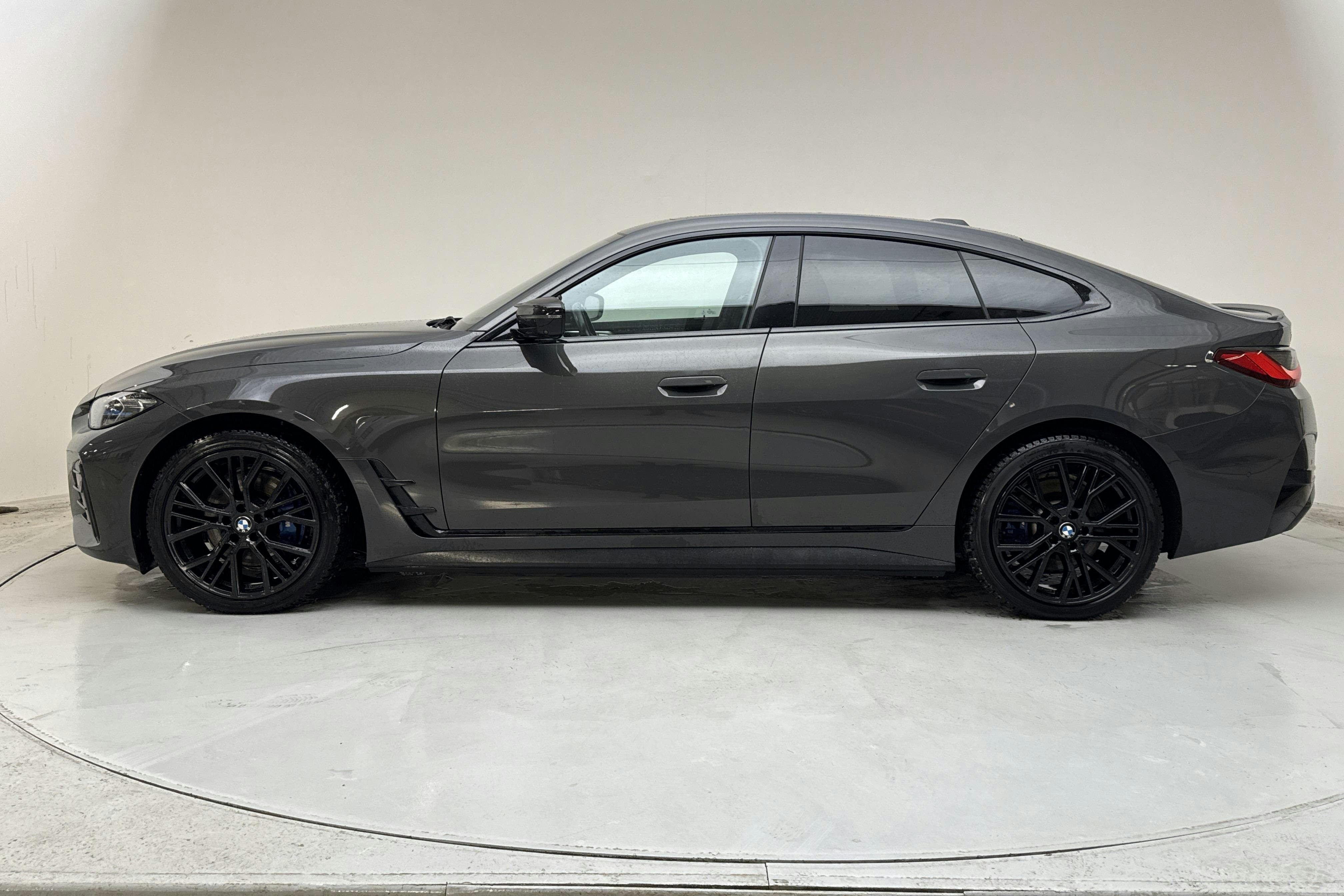 Presentationsfoto 2 av 30: BMW i4 M50 xDrive, G26 (523hk) - 10 627 mil - Automat - grå - 2023