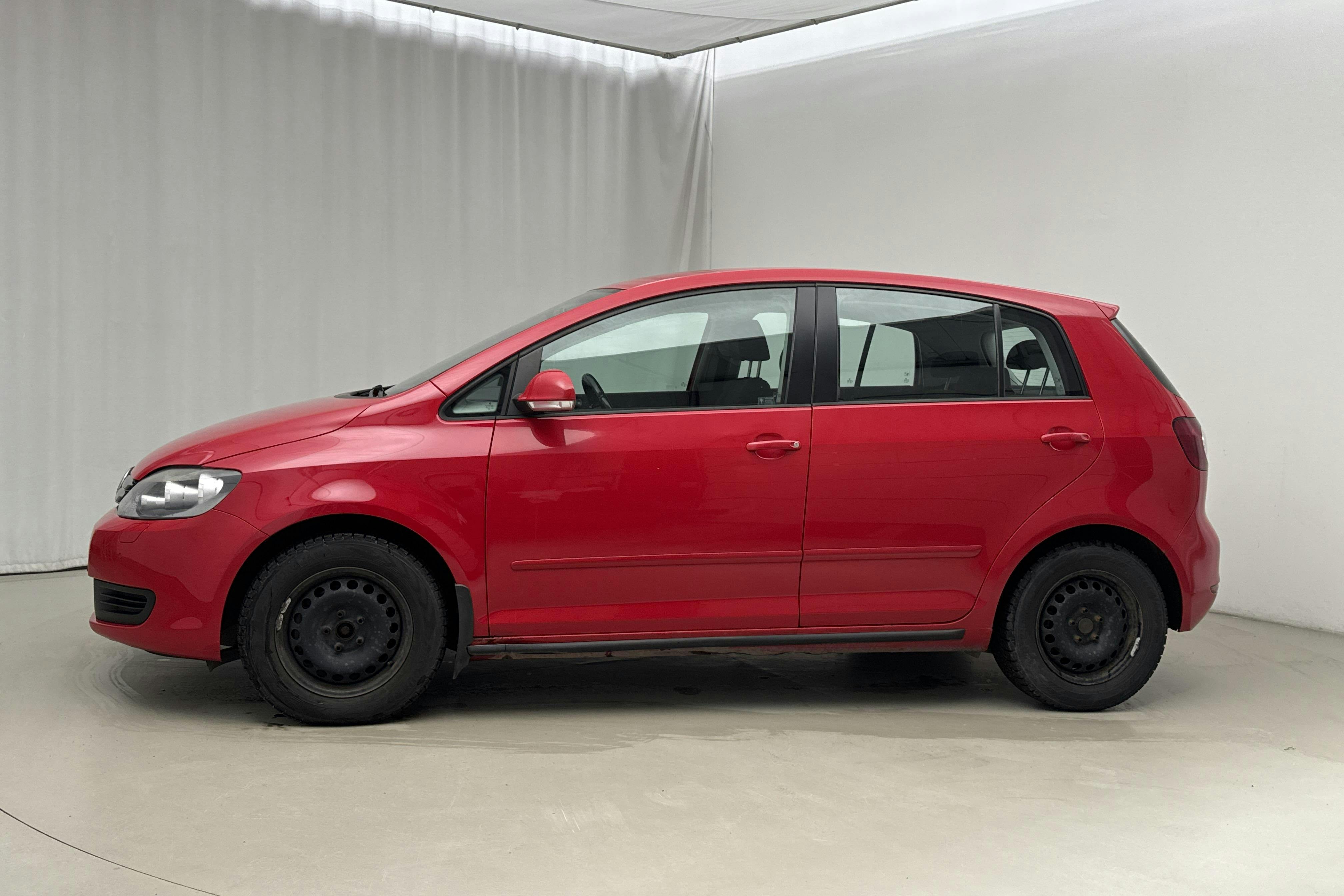 Presentation photo 2 of 12: VW Golf VI 1.6 TDI BlueMotion Technology Plus (105hk) - 160 130 km - Manual - red - 2011