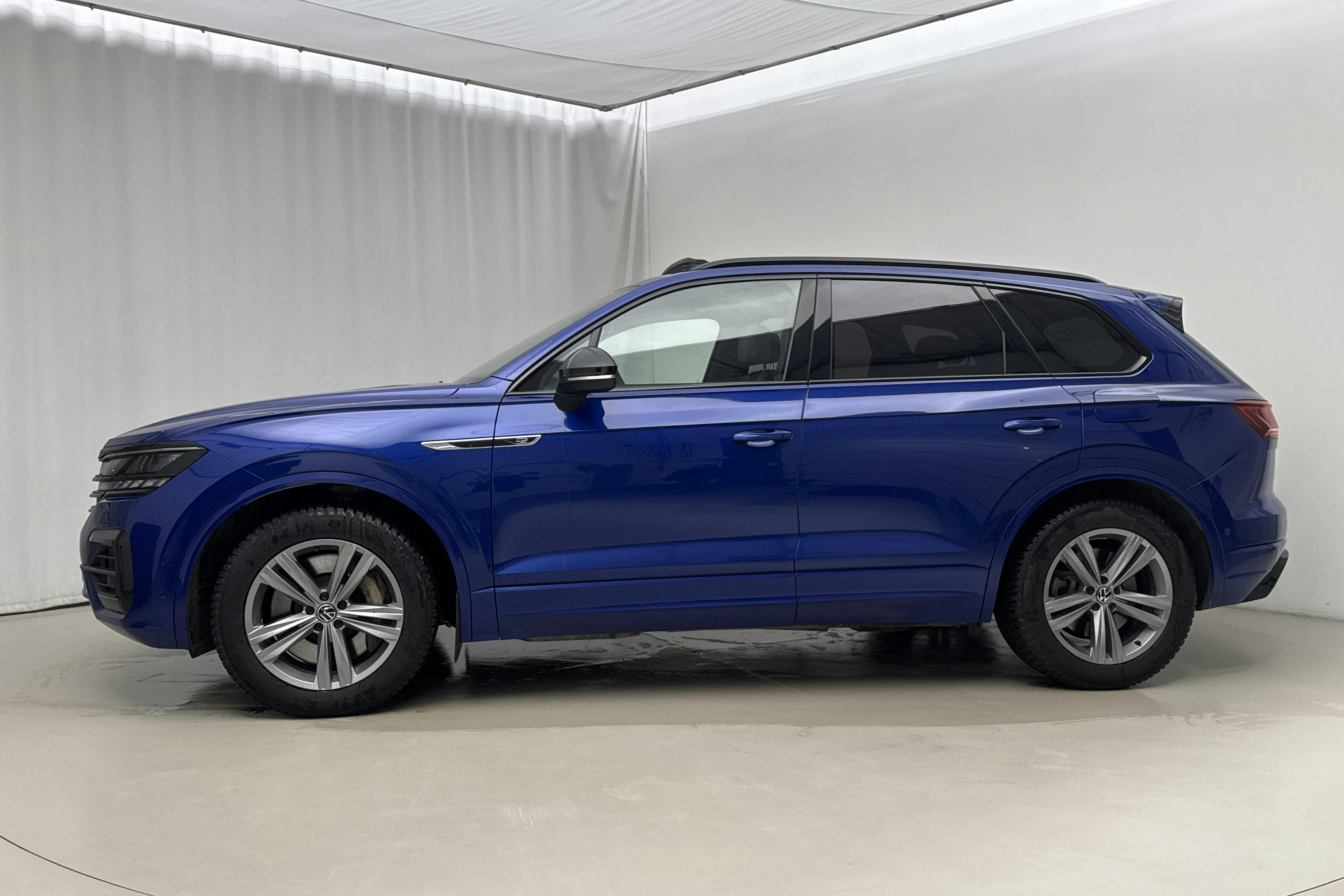 Presentationsfoto 2 av 28: VW Touareg R V6 TSI e-Hybrid 4Motion (462hk) - 10 560 mil - Automat - Dark Blue - 2021