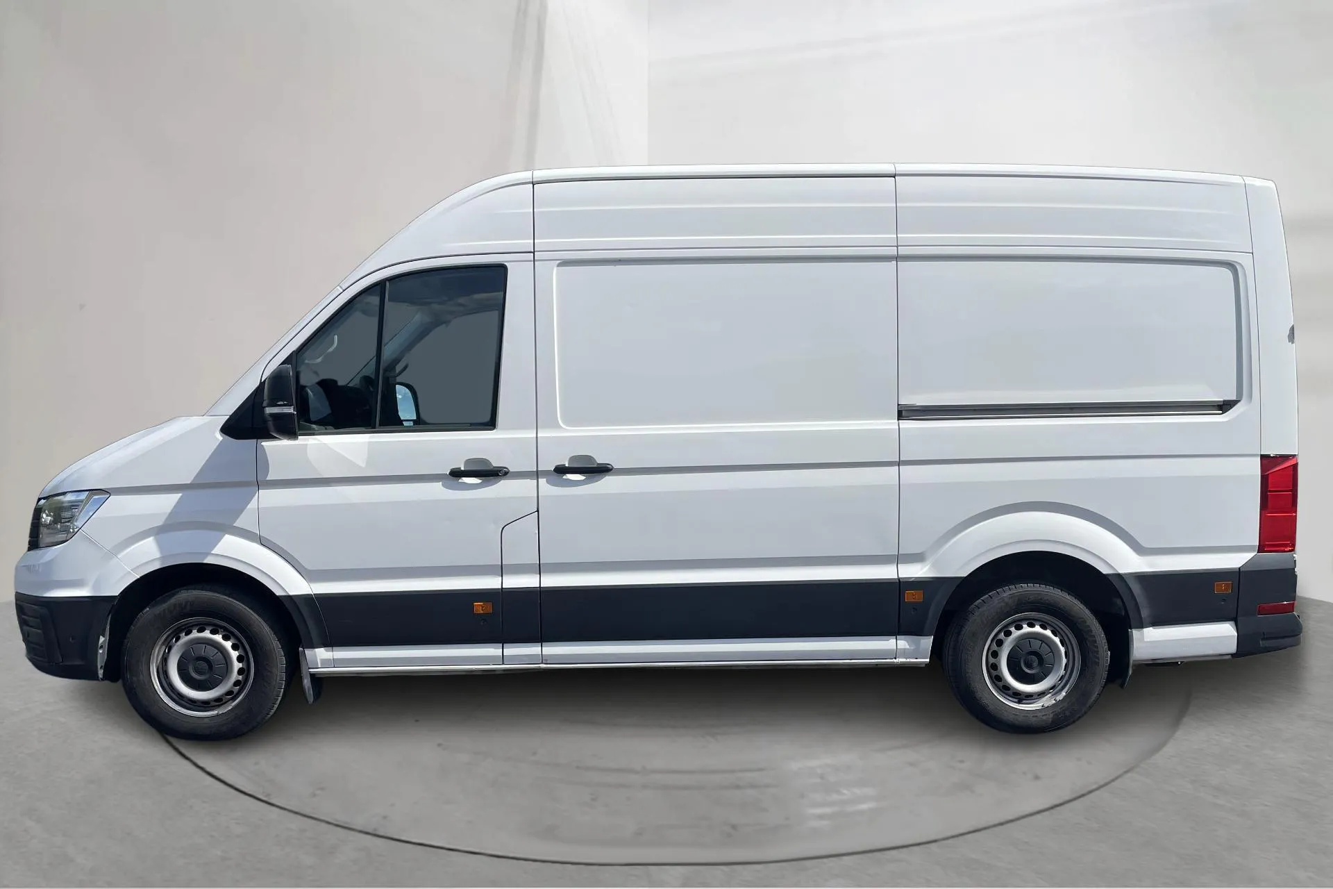 Presentationsfoto 2 av 16: VW Crafter 35 2.0 TDI Skåp (140hk) - 15 766 mil - Automat - vit - 2019