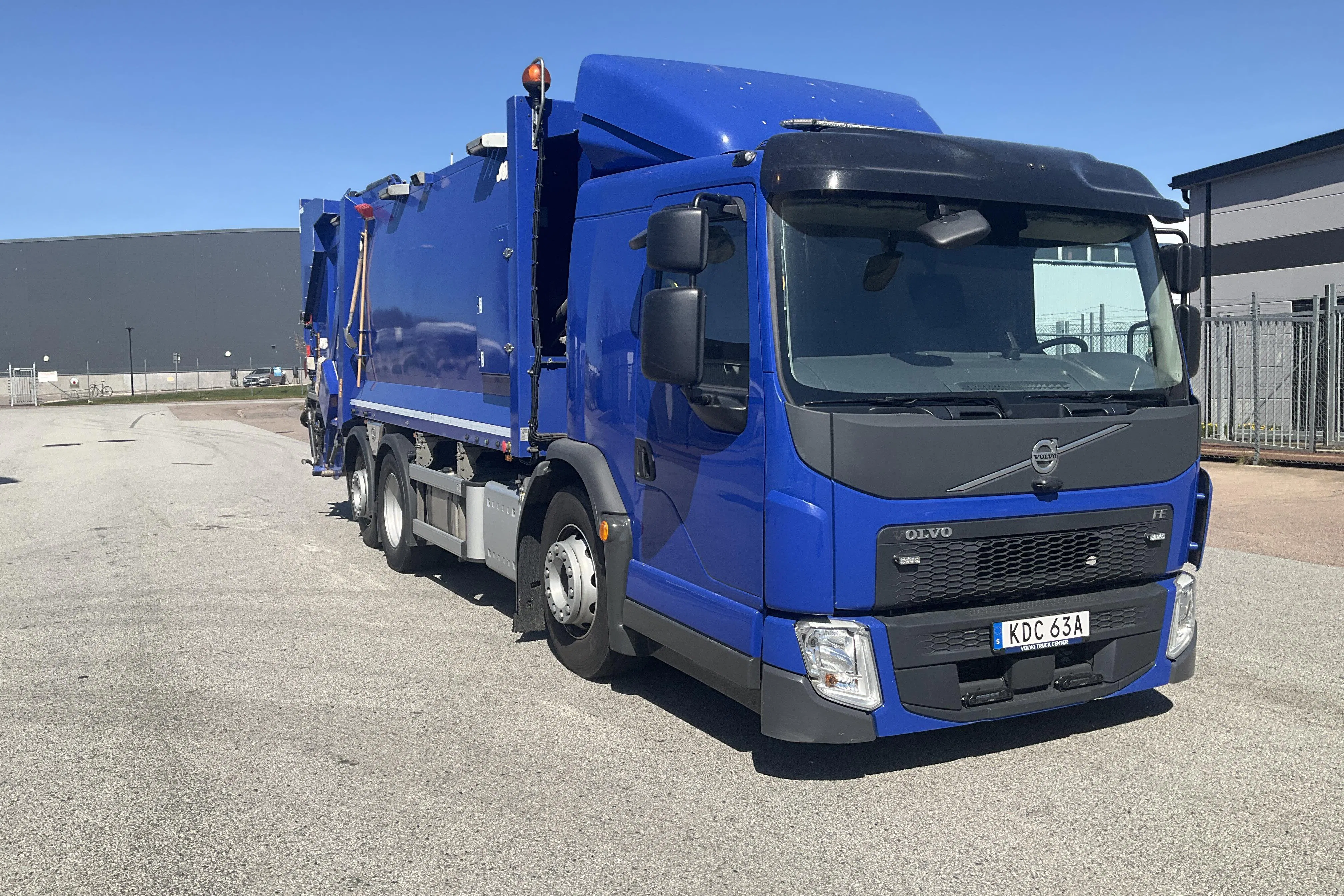 Presentation photo 2 of 42: VOLVO FE320 - 43 870 km - Automatic - blue - 2023
