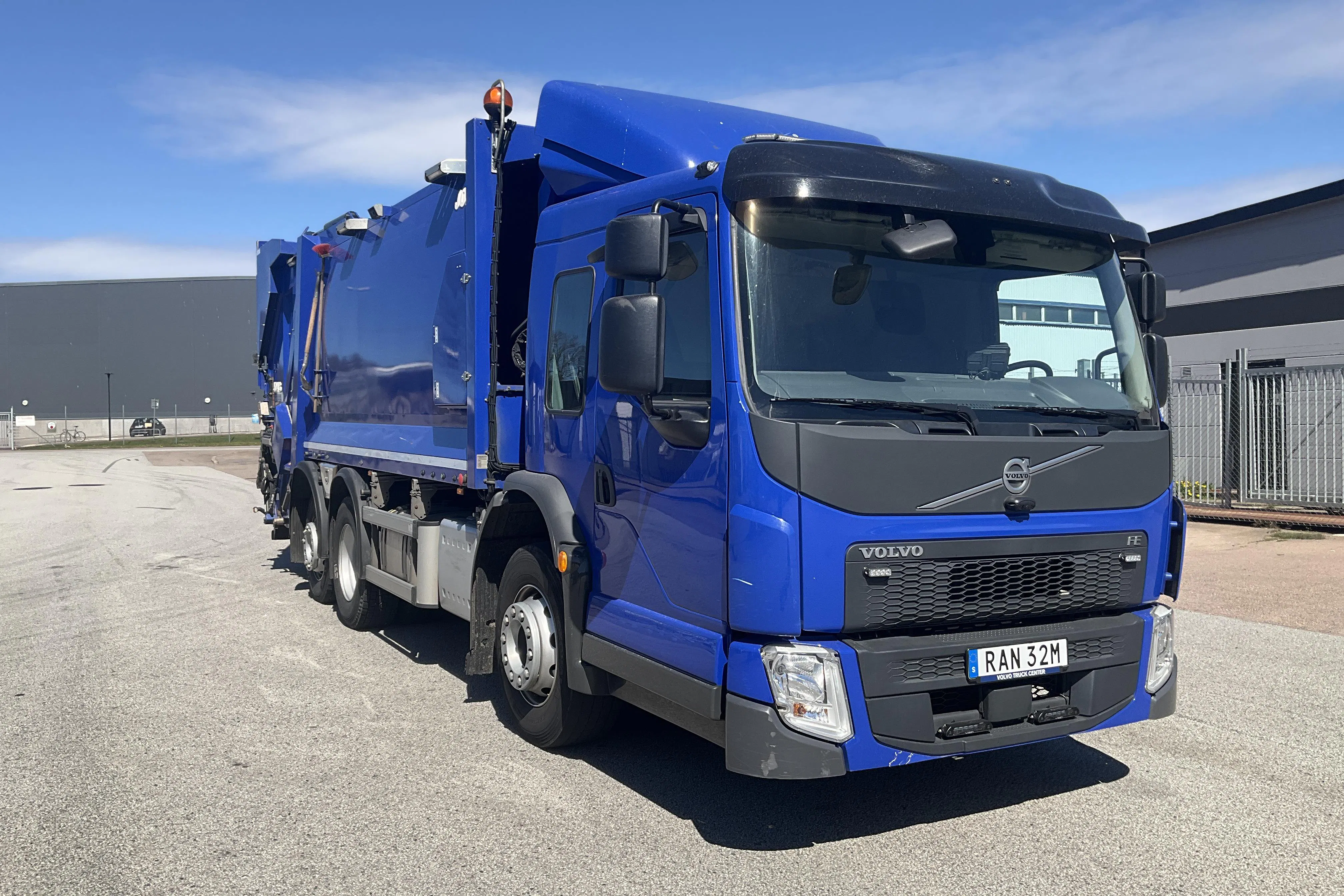 Presentationsfoto 2 av 43: VOLVO FE 62 TR - 45 771 km - Automat - blå - 2023