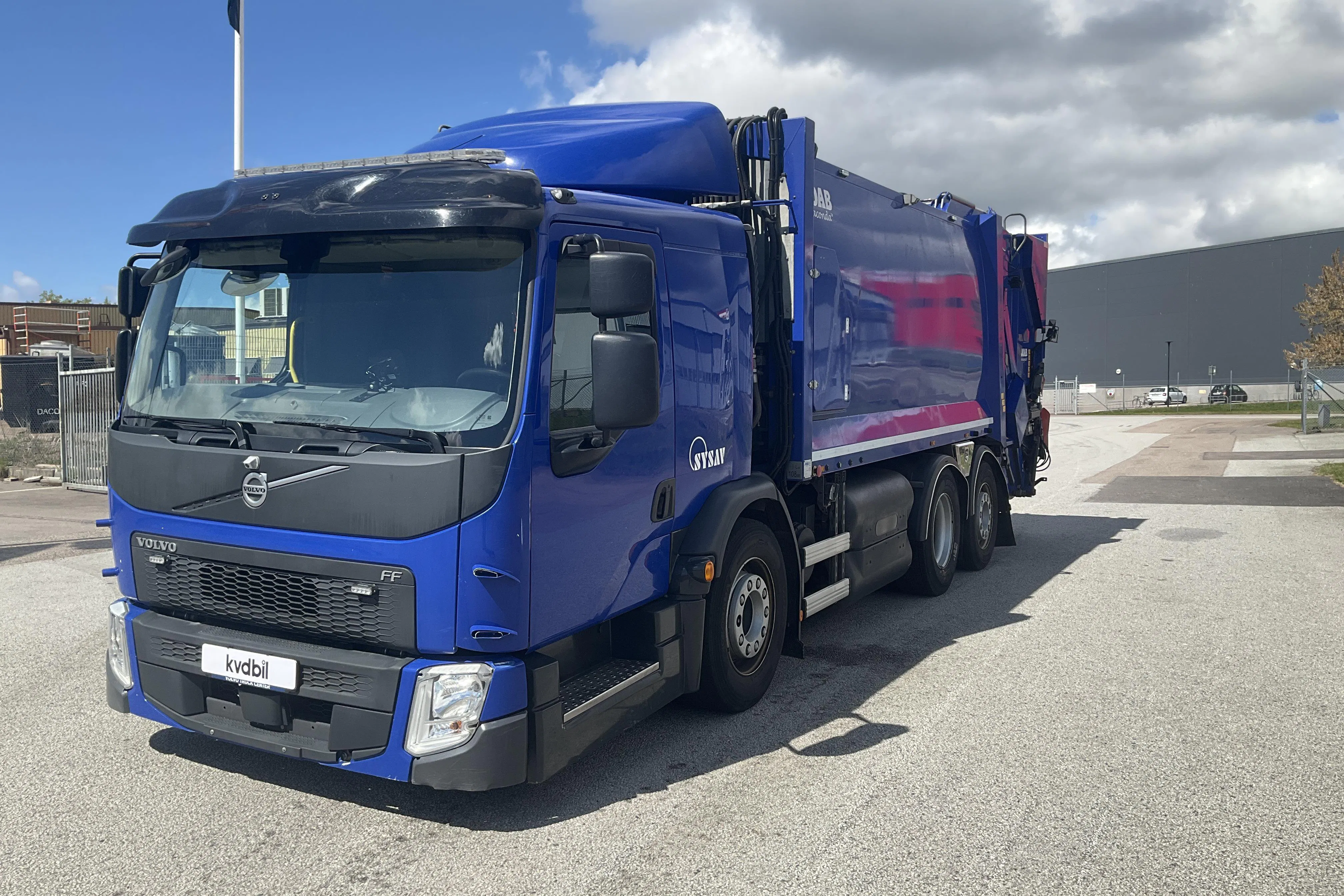 Presentation photo 1 of 42: VOLVO FE 6X2 - 111 269 km - Automatic - blue - 2018