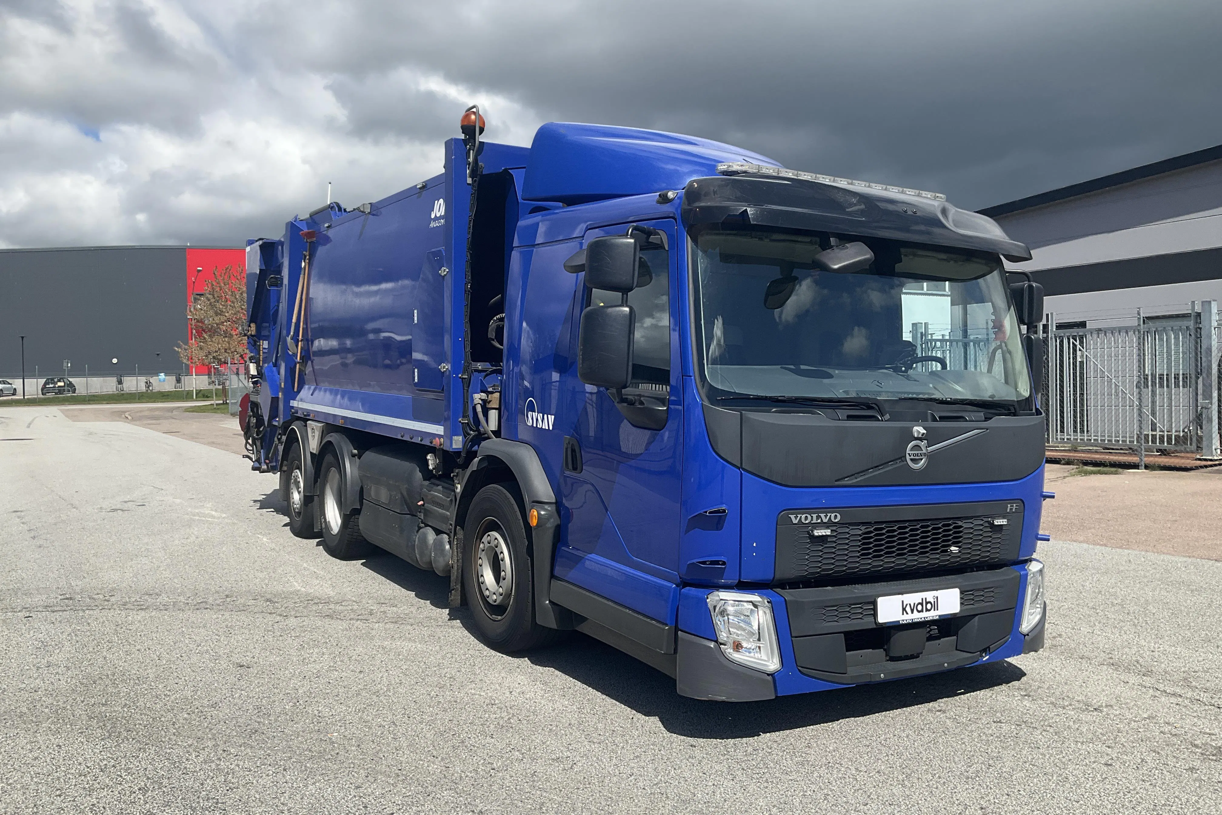Presentation photo 2 of 42: VOLVO FE 6X2 - 111 269 km - Automatic - blue - 2018