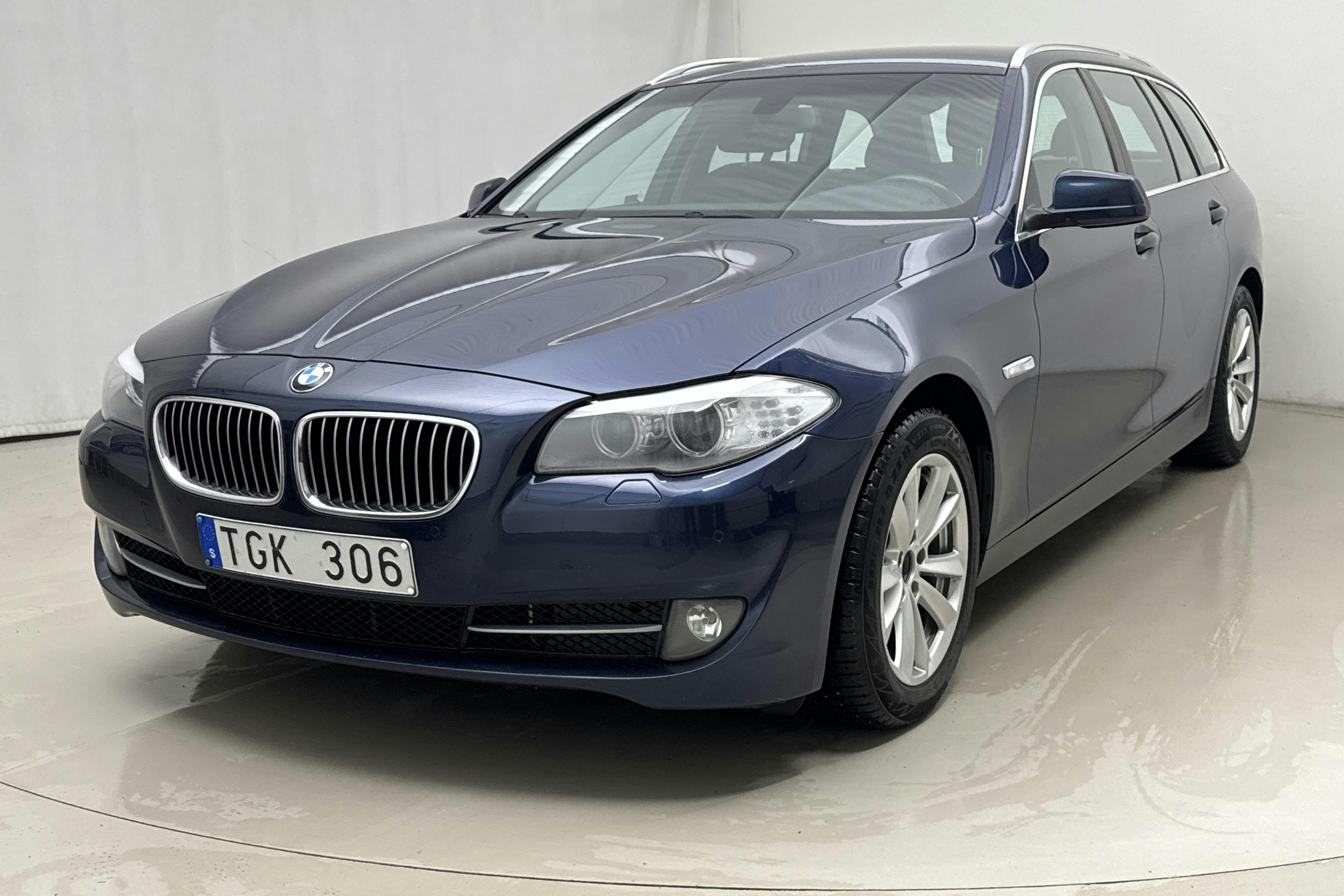 Præsentationsfoto 1 af 14: BMW 520d Touring, F11 (184hk) - 259 390 kilometer - Salgsautomat - Blå farve - 2013