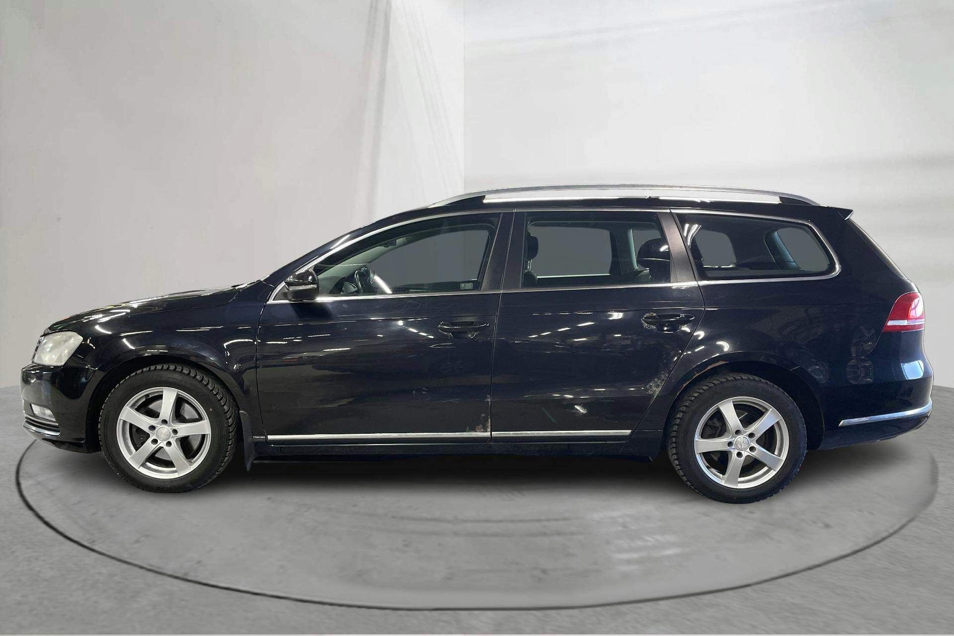 Presentation photo 2 of 15: VW Passat 1.6 TDI BlueMotion Technology Variant (105hk) - 204 550 km - Manual - black - 2011