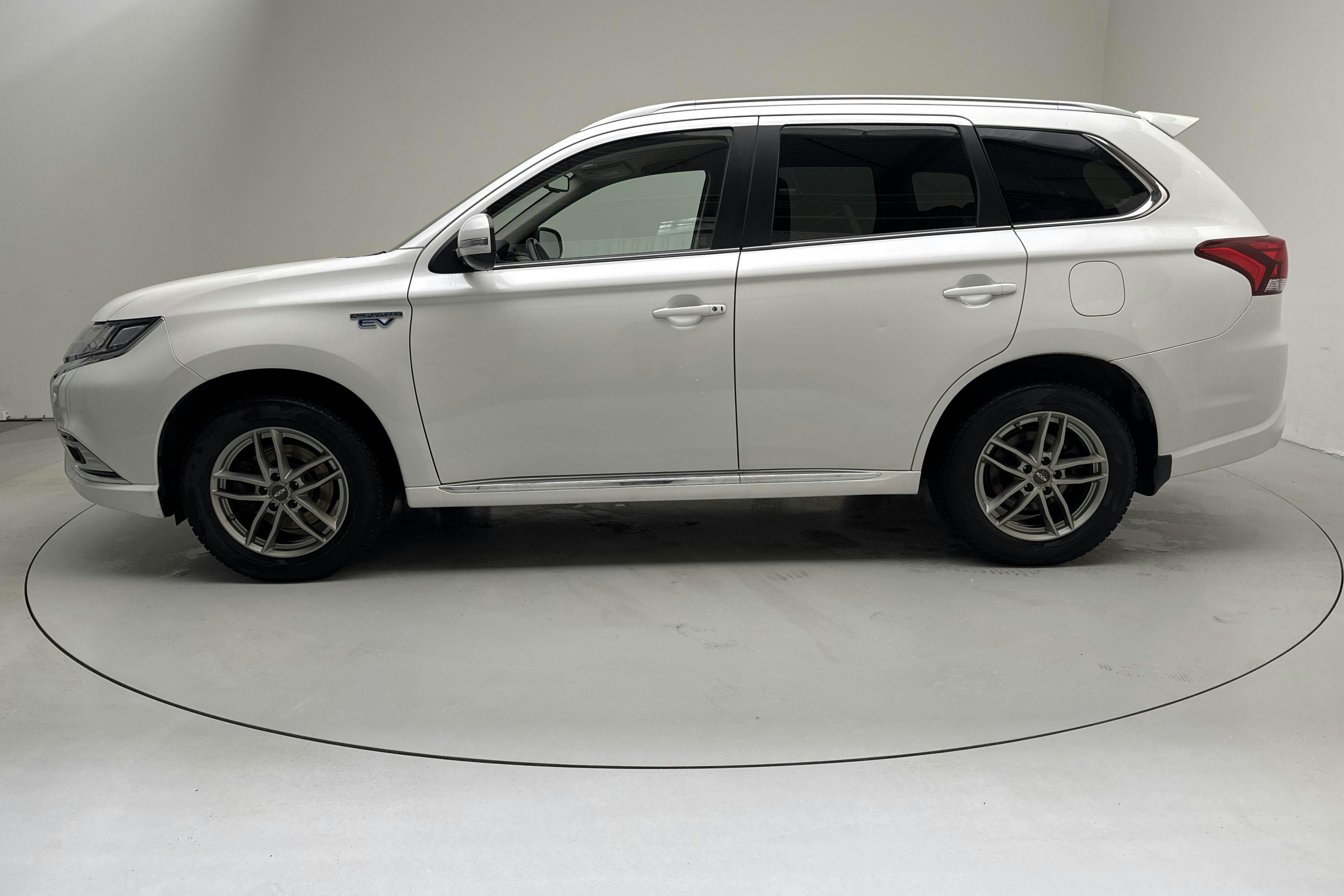 Presentation photo 2 of 14: Mitsubishi Outlander 2.4 Plug-in Hybrid 4WD (136hk) - 157 710 km - Automatic - white - 2019