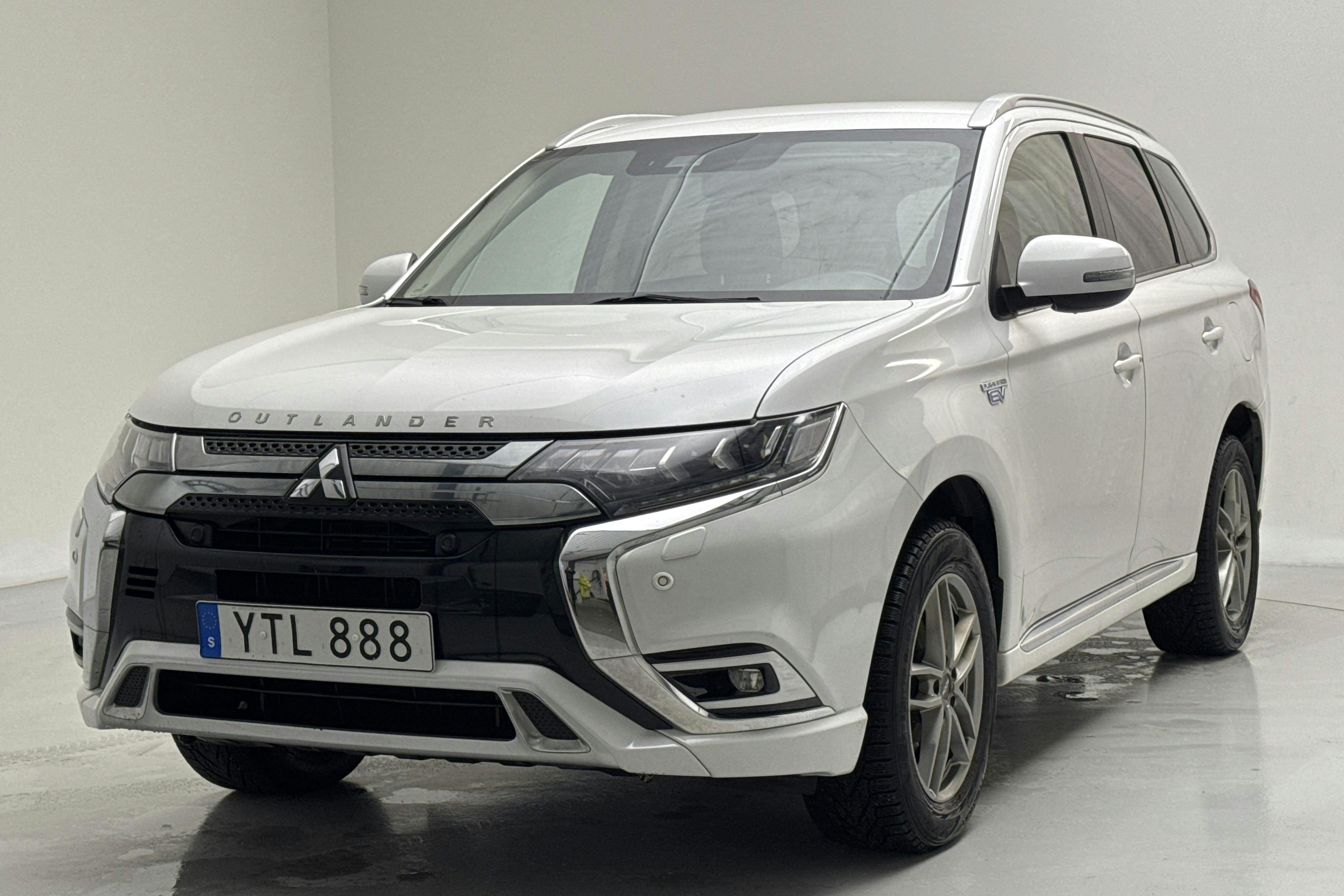 Presentation photo 1 of 14: Mitsubishi Outlander 2.4 Plug-in Hybrid 4WD (136hk) - 157 710 km - Automatic - white - 2019