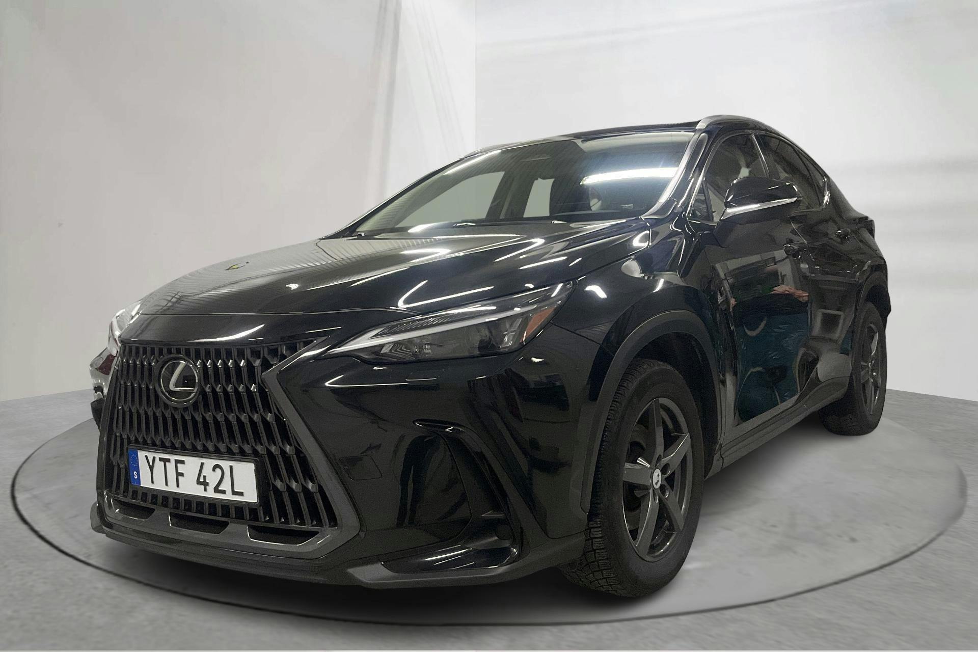 Presentation photo 1 of 16: Lexus NX 350h (275hk) - 141 660 km - Automatic - black - 2022