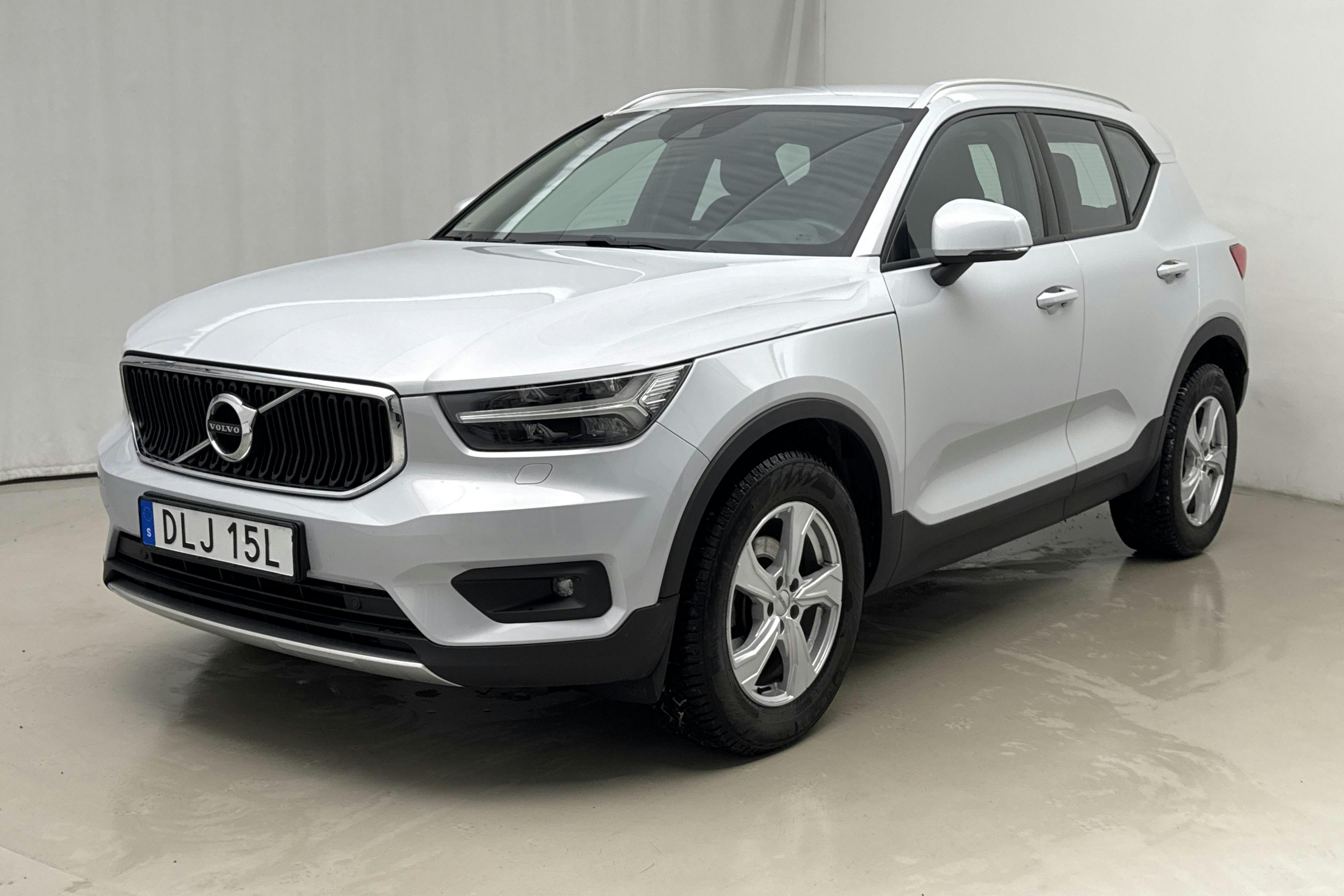 Presentationsfoto 1 av 16: Volvo XC40 T3 2WD (163hk) - 4 730 mil - Automat - silver - 2021