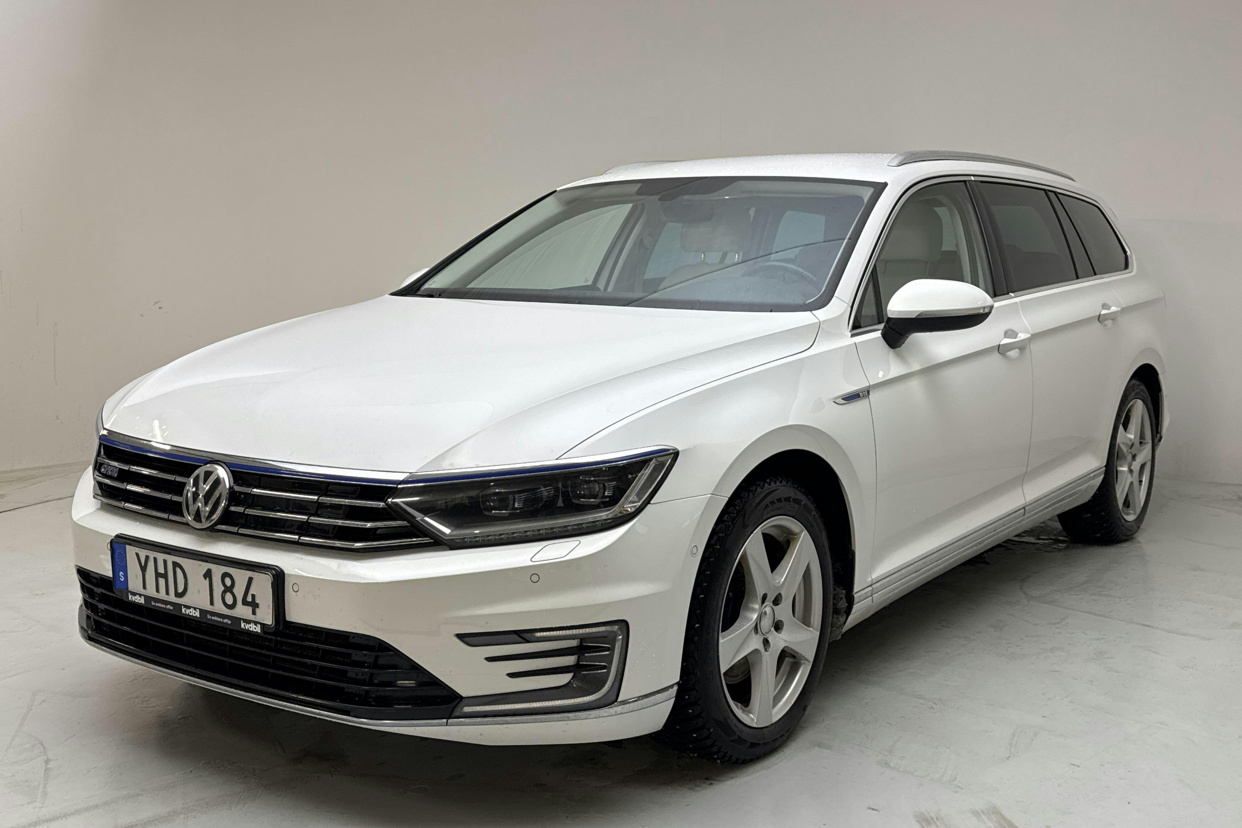 Presentationsfoto 1 av 17: VW Passat 1.4 Plug-in-Hybrid Sportscombi (218hk) - 25 344 mil - Automat - vit - 2017