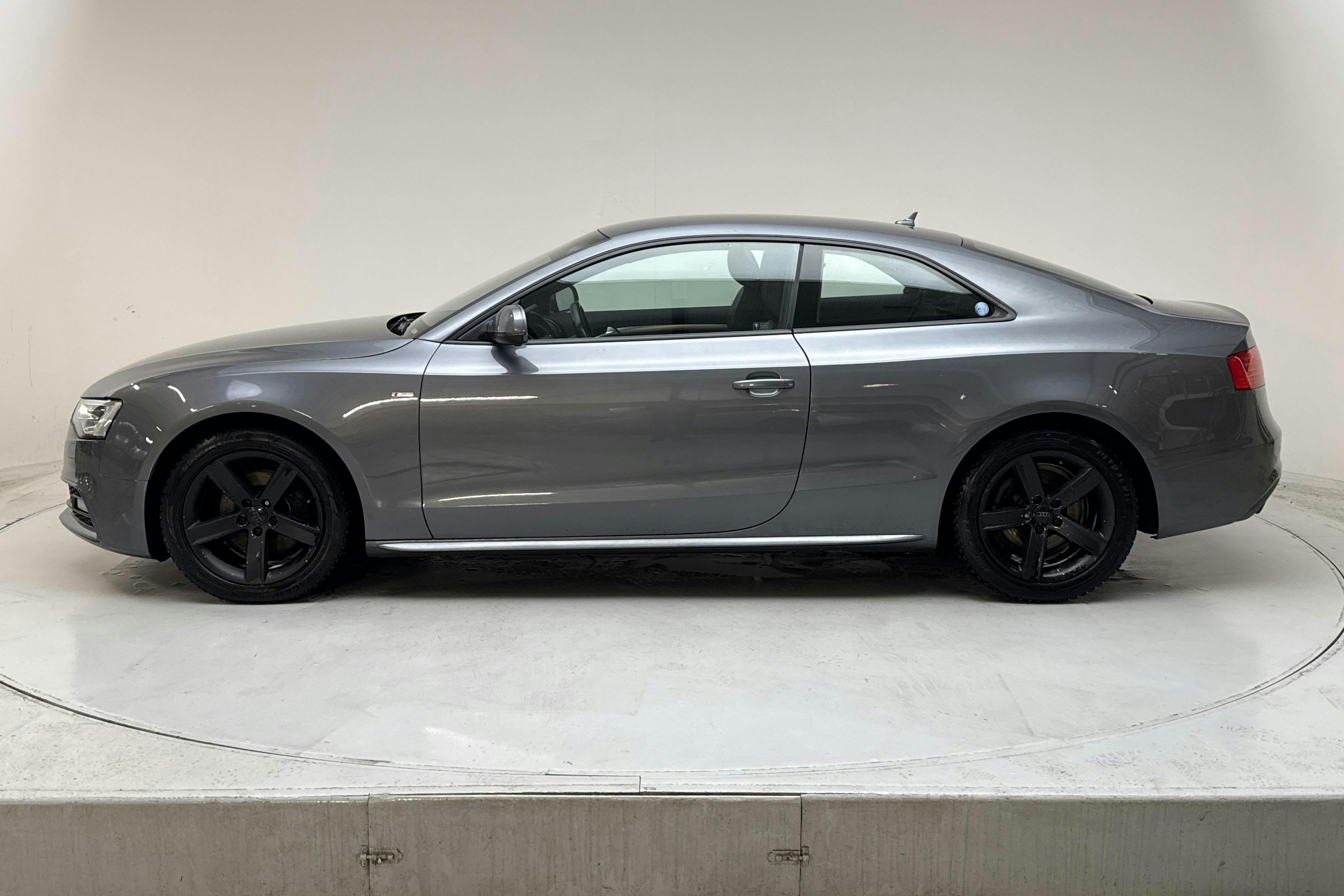 Presentationsfoto 2 av 12: Audi A5 2.0 TDI Coupé quattro (177hk) - 17 195 mil - Automat - grå - 2013