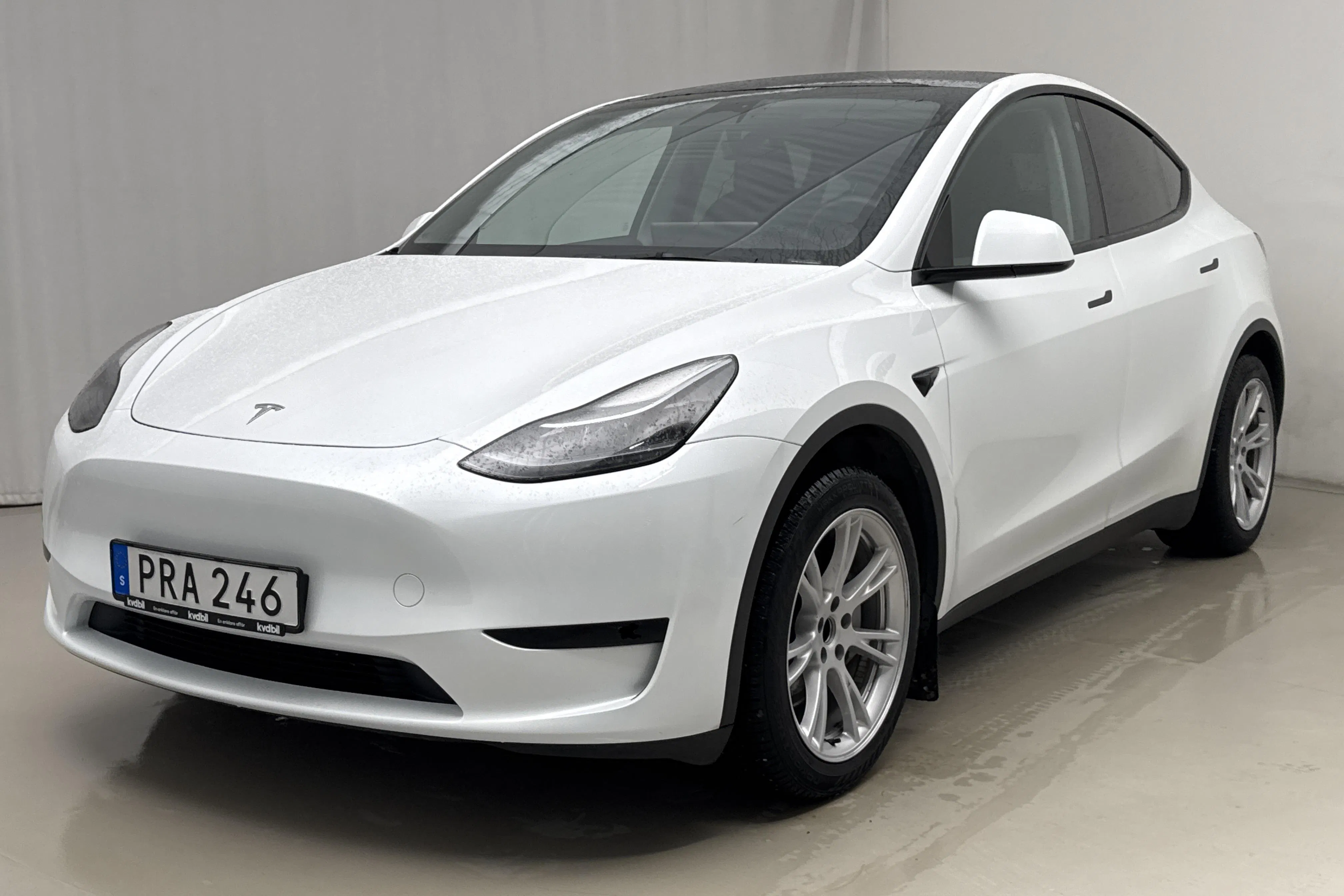 Presentationsfoto 1 av 20: Tesla Model Y RWD - 8 704 mil - Automat - vit - 2023