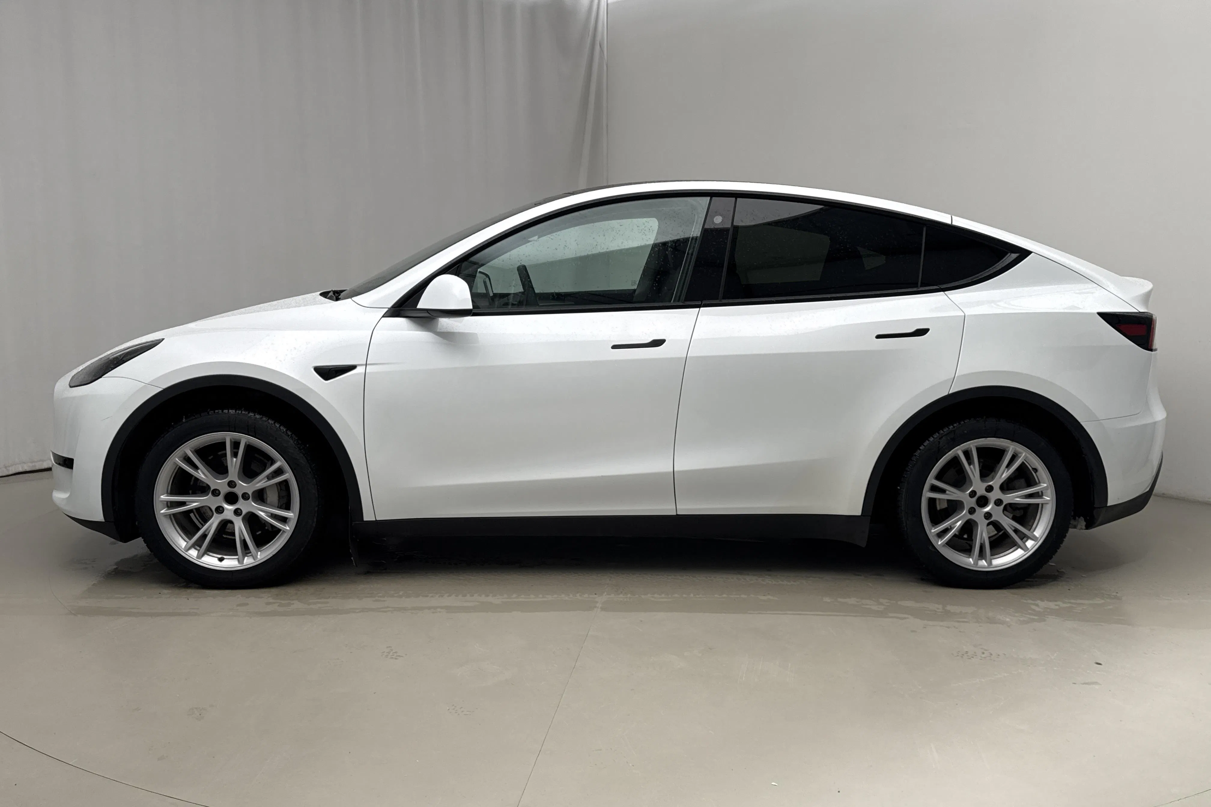 Presentationsfoto 2 av 20: Tesla Model Y RWD - 8 704 mil - Automat - vit - 2023