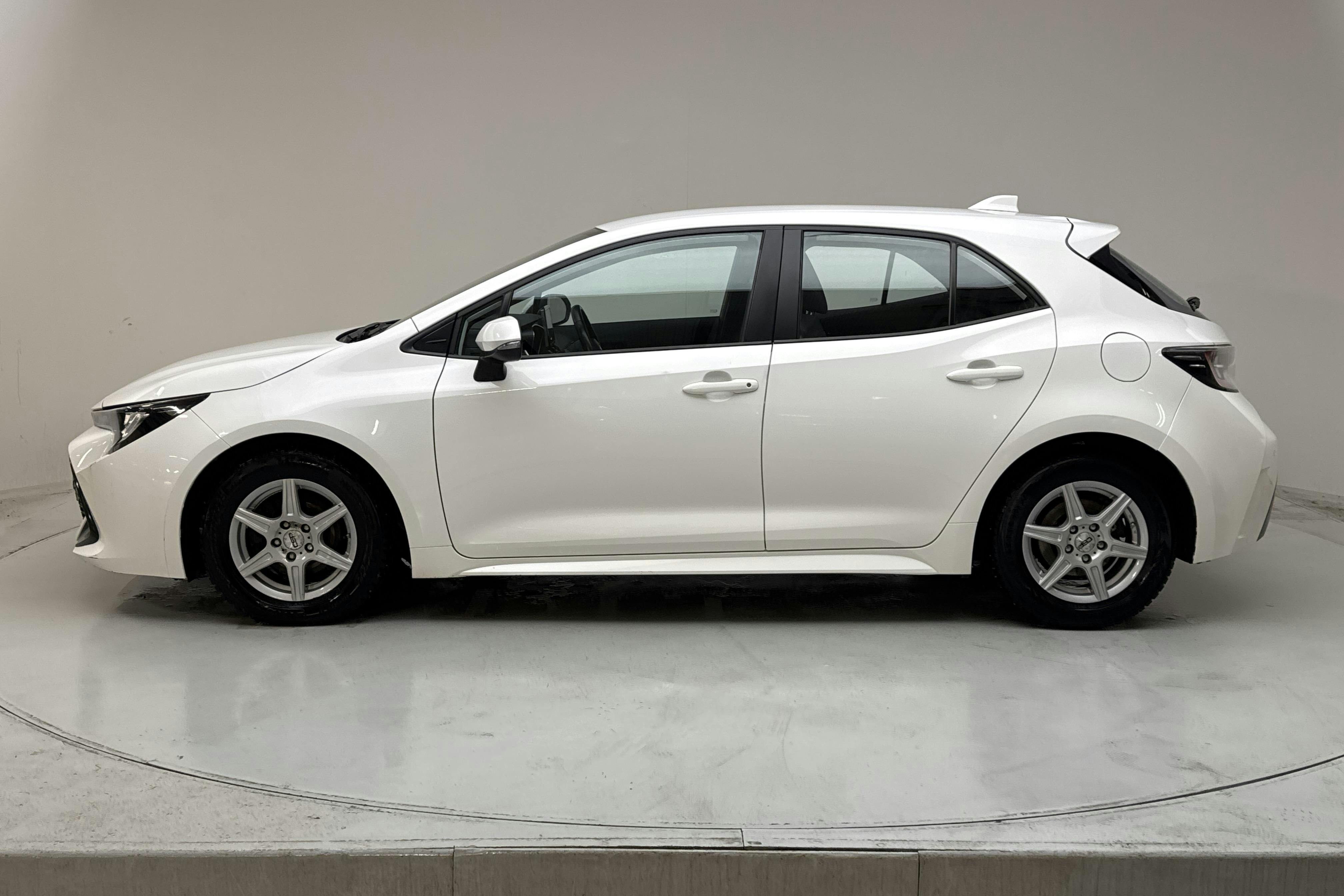 Presentation photo 2 of 14: Toyota Corolla 1.8 Hybrid 5dr (122hk) - 108 440 km - Automatic - white - 2022
