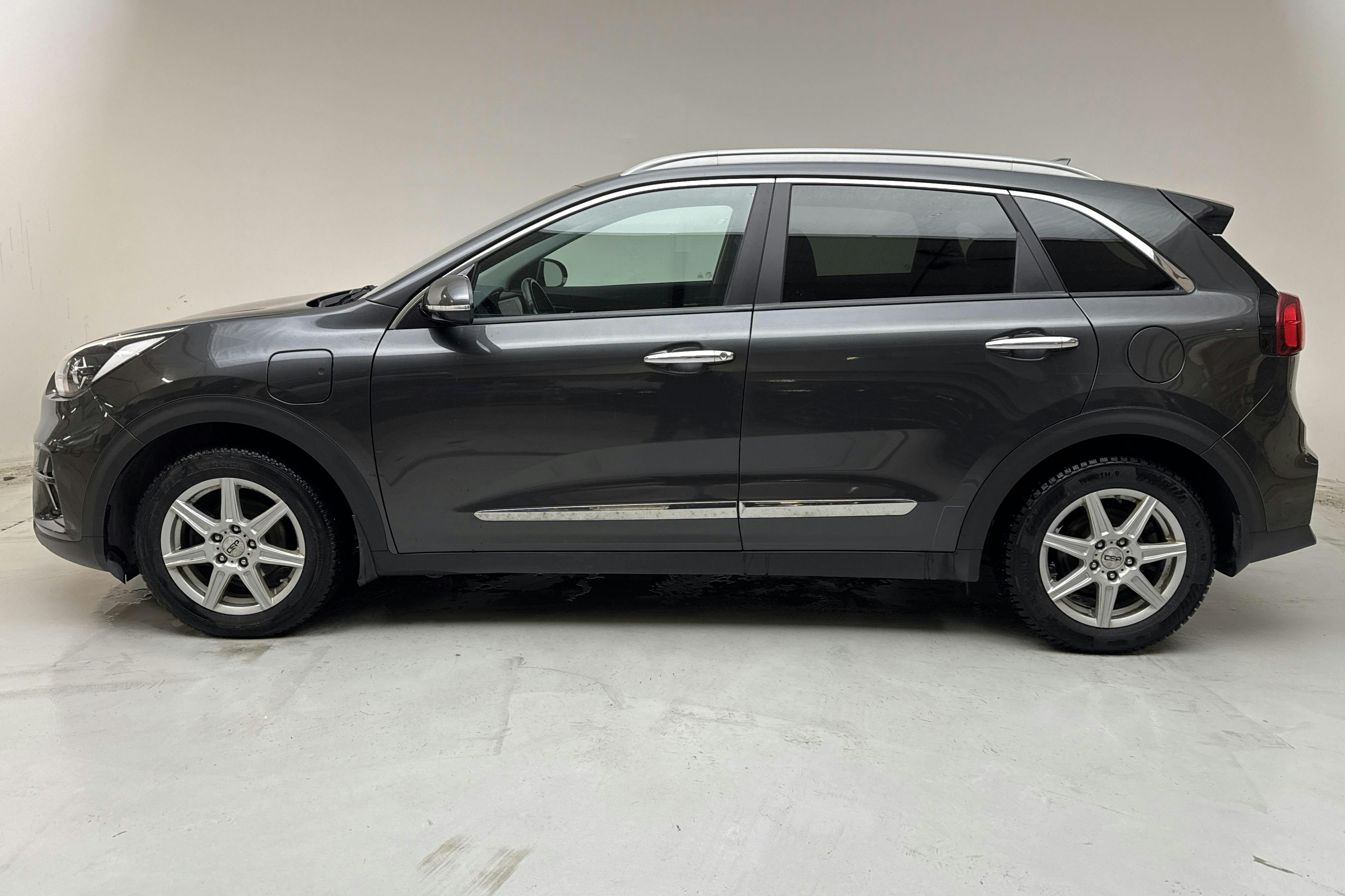Presentation photo 2 of 16: KIA Niro Plug-in Hybrid 1.6 (141hk) - 121 370 km - Automatic - gray - 2022