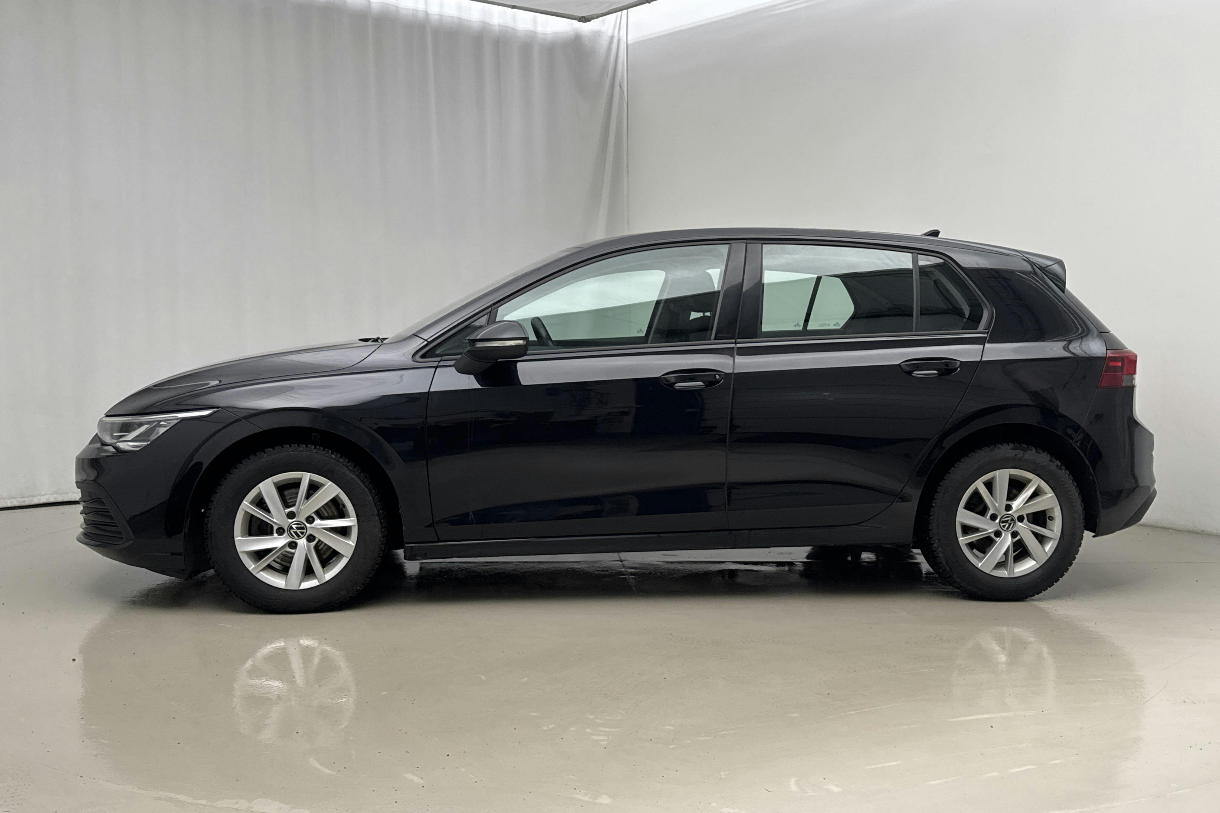 Presentationsfoto 2 av 17: VW Golf VIII 1.0 TSI 5dr (110hk) - 7 623 mil - Manuell - svart - 2023