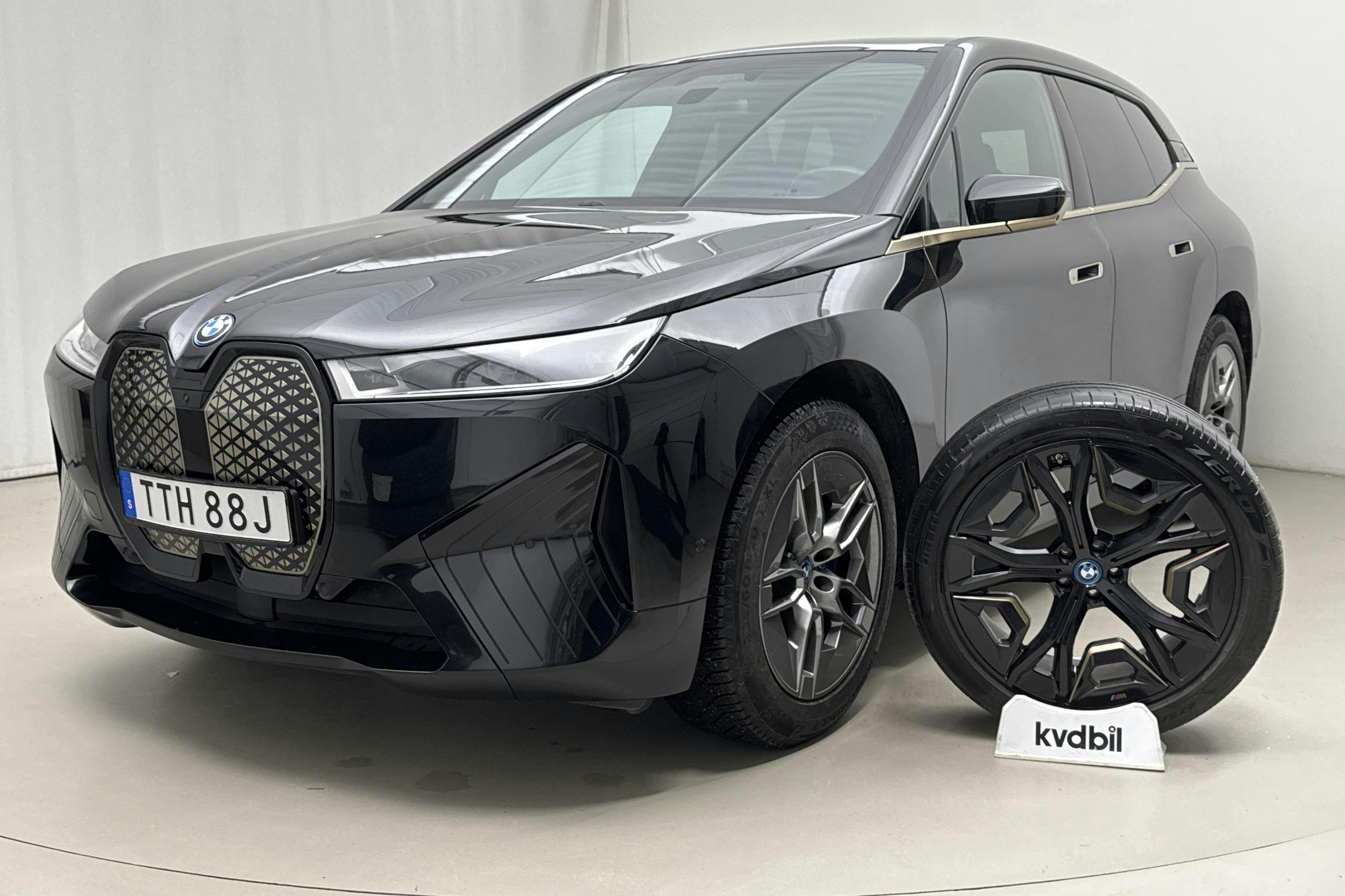 Presentationsfoto 1 av 28: BMW iX xDrive40, I20 (310hk) - 7 037 mil - Automat - svart - 2023