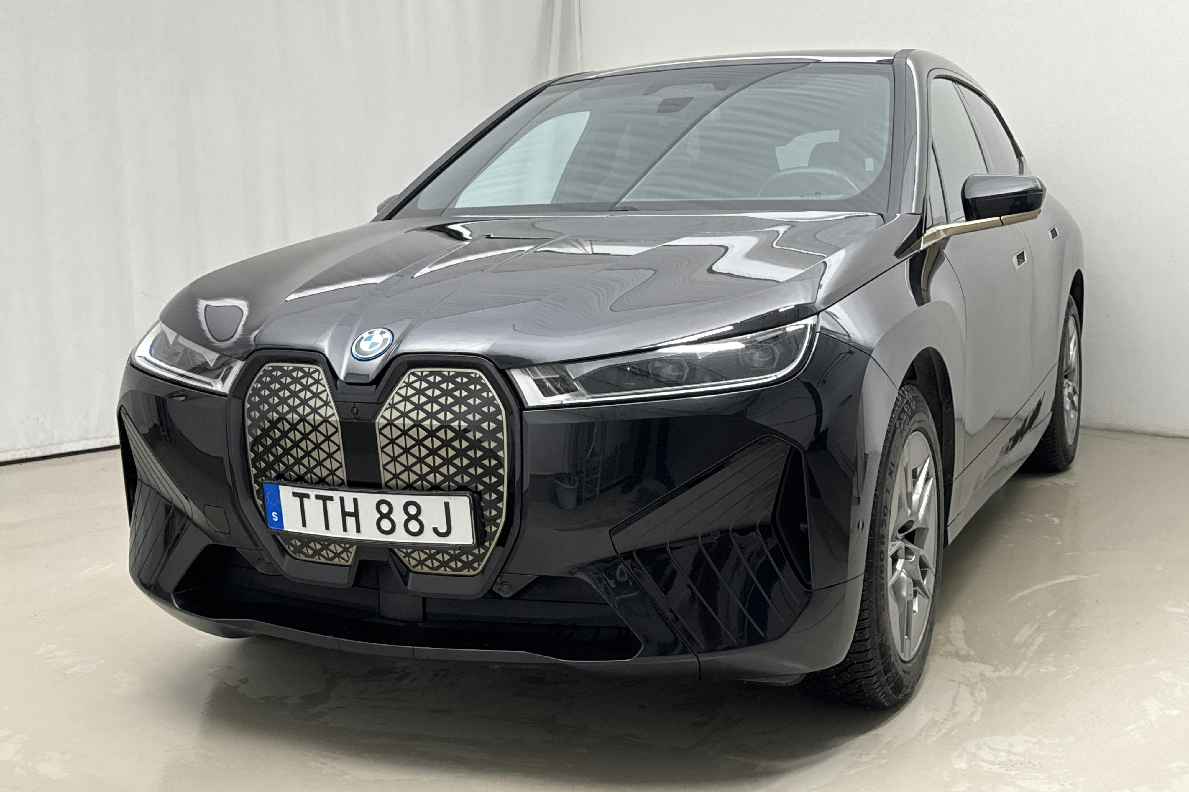 Presentationsfoto 2 av 28: BMW iX xDrive40, I20 (310hk) - 7 037 mil - Automat - svart - 2023