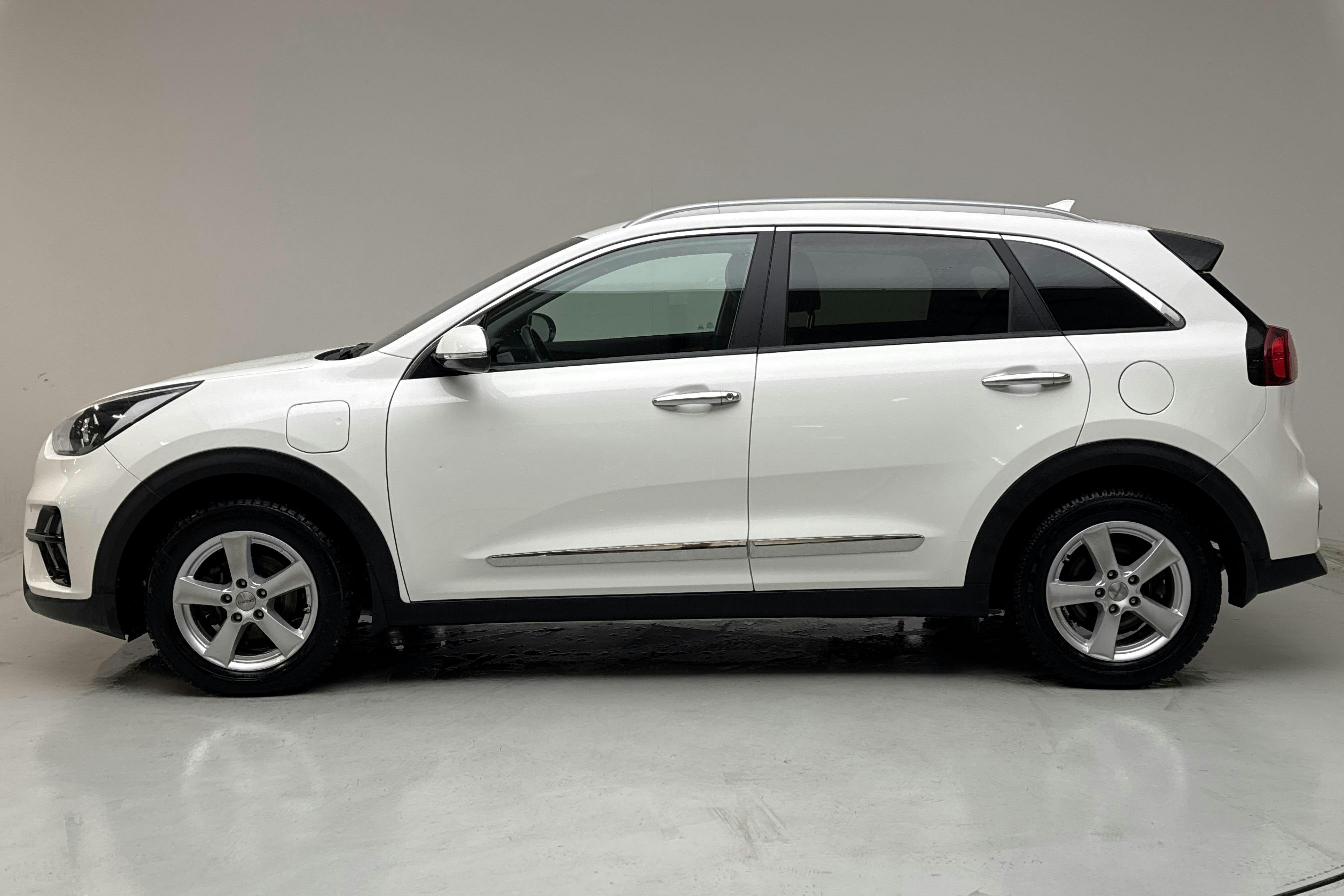 Presentation photo 2 of 17: KIA Niro Plug-in Hybrid 1.6 (141hk) - 29 340 km - Automatic - white - 2022