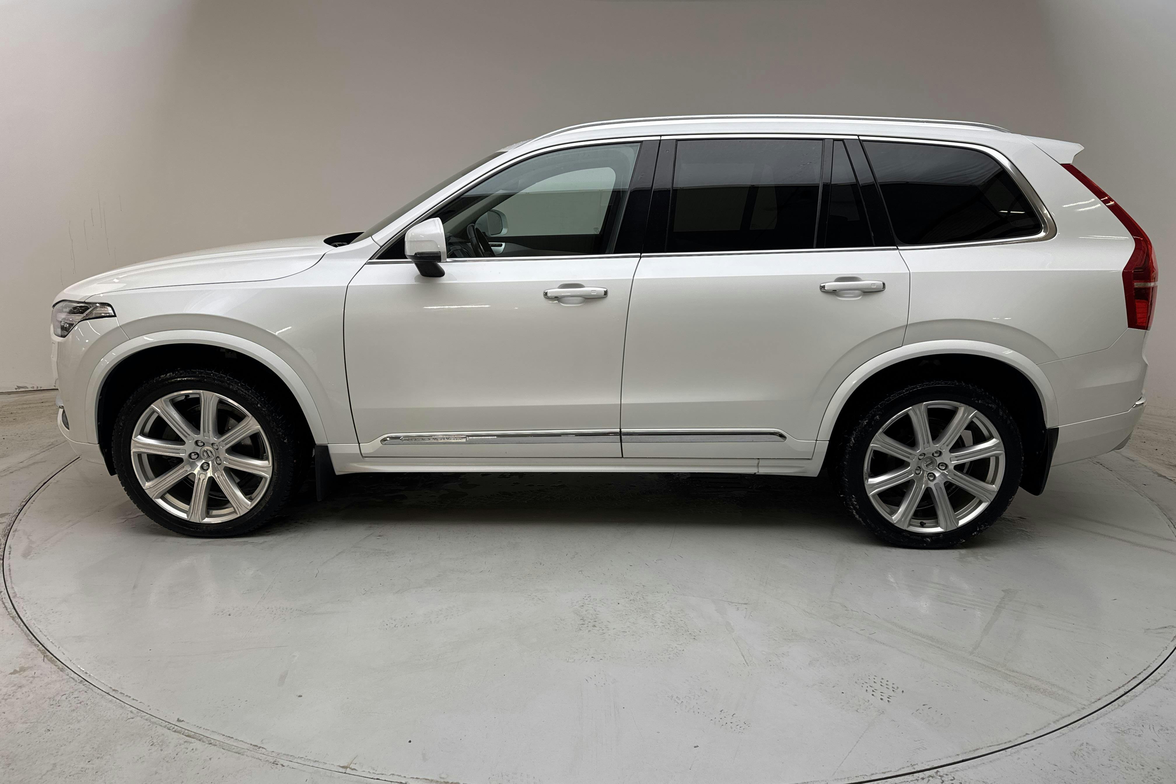 Presentationsfoto 2 av 21: Volvo XC90 D5 AWD (235hk) - 10 670 mil - Automat - vit - 2019