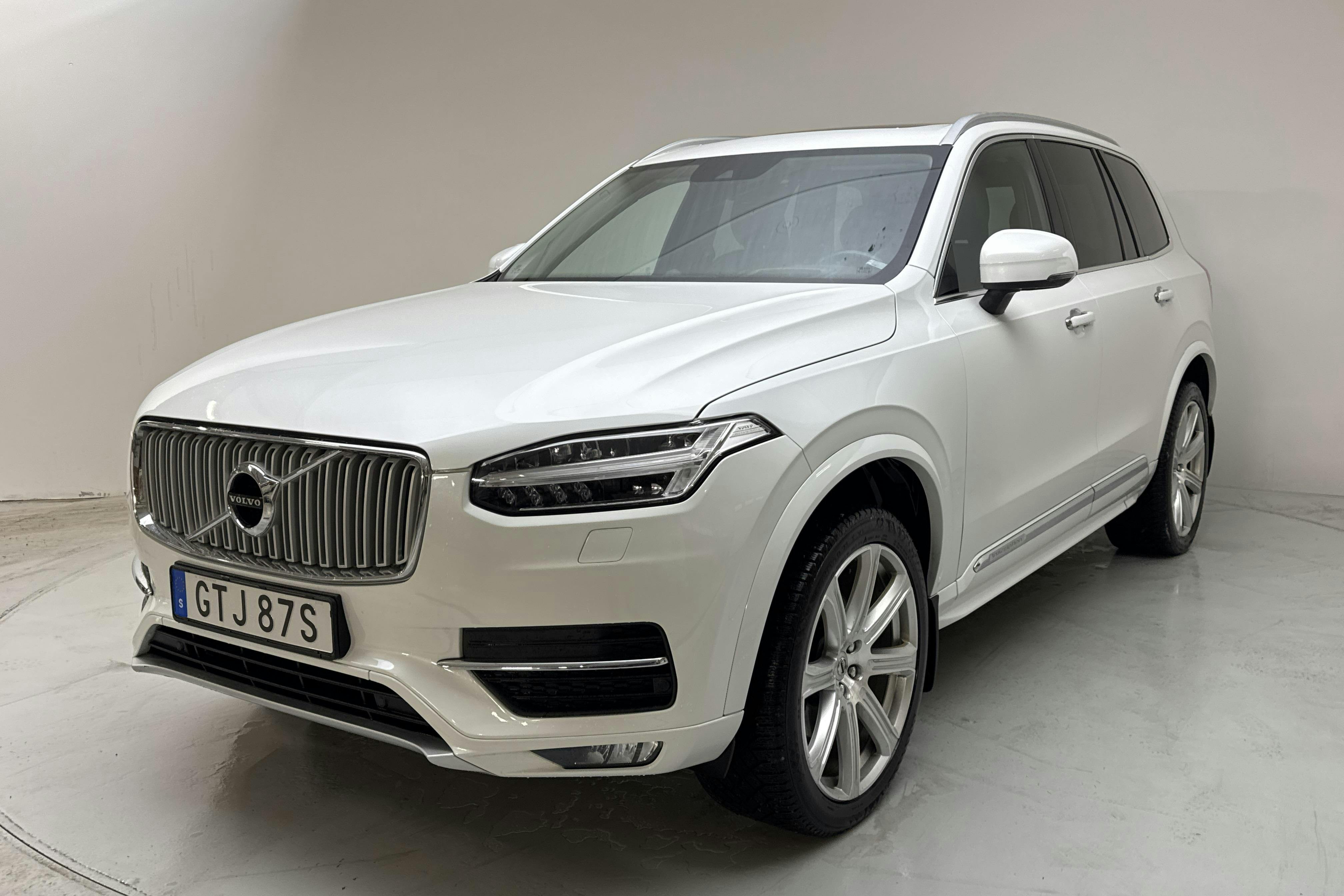 Presentationsfoto 1 av 21: Volvo XC90 D5 AWD (235hk) - 10 670 mil - Automat - vit - 2019