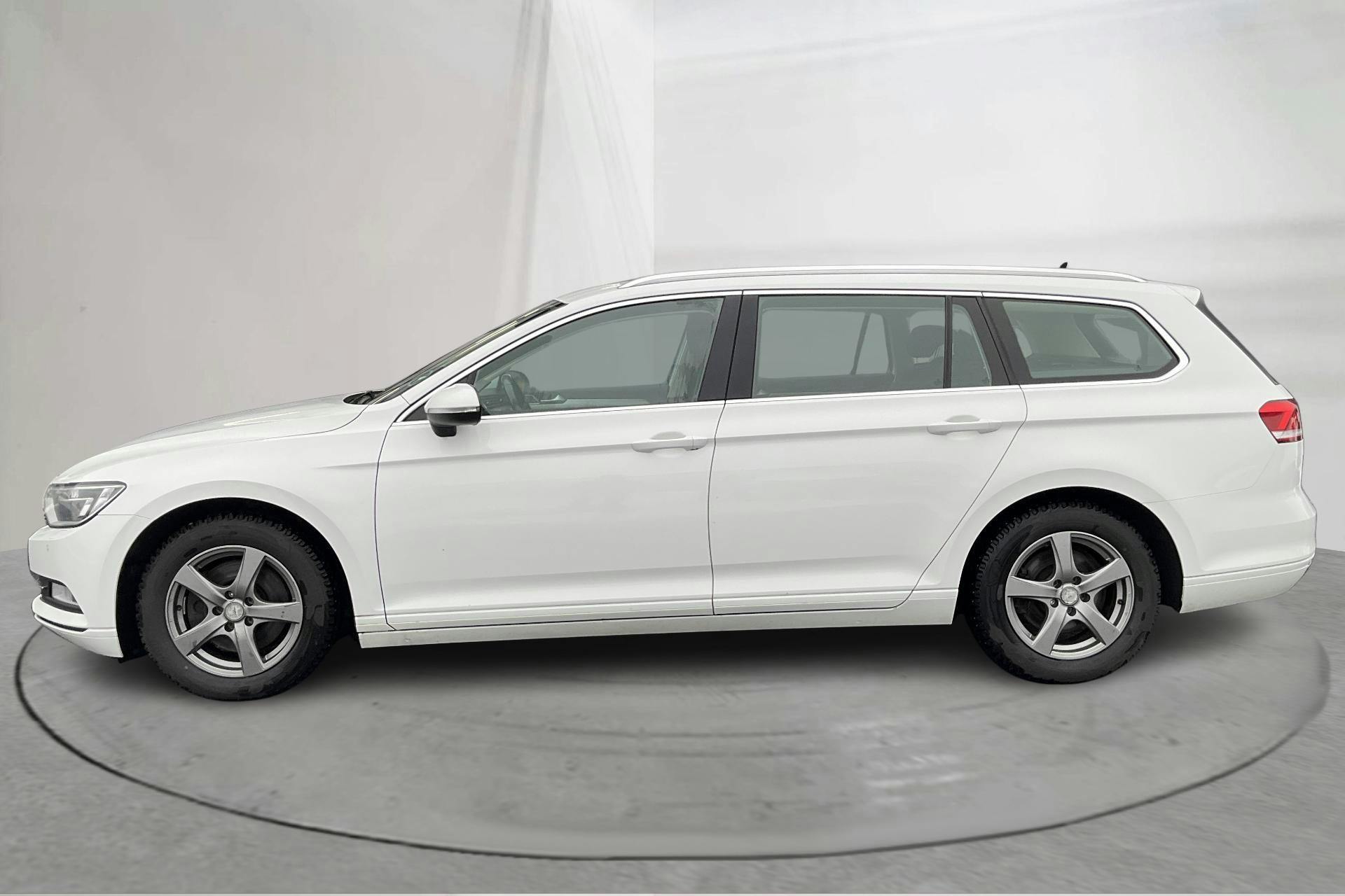 Presentationsfoto 2 av 13: VW Passat 2.0 TDI Sportscombi (150hk) - 29 380 mil - Manuell - vit - 2017