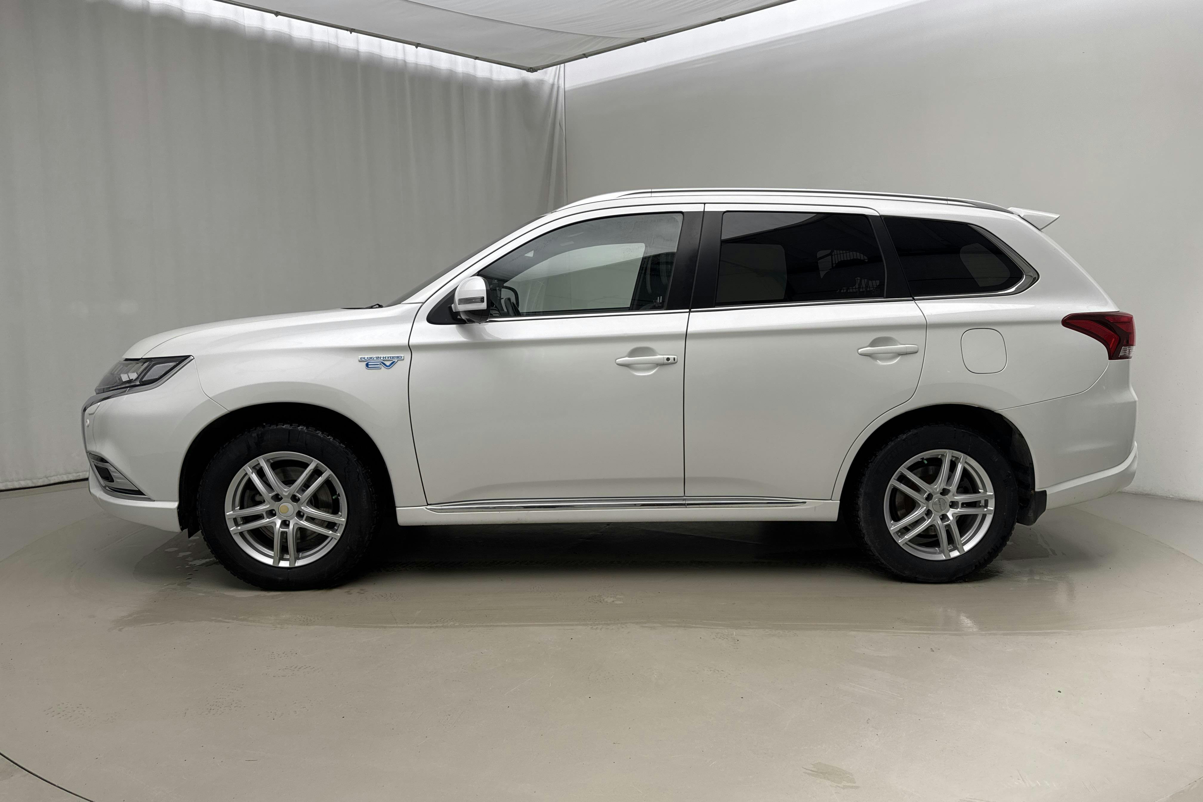 Presentation photo 2 of 22: Mitsubishi Outlander 2.4 Plug-in Hybrid 4WD (136hk) - 108 640 km - Automatic - white - 2020