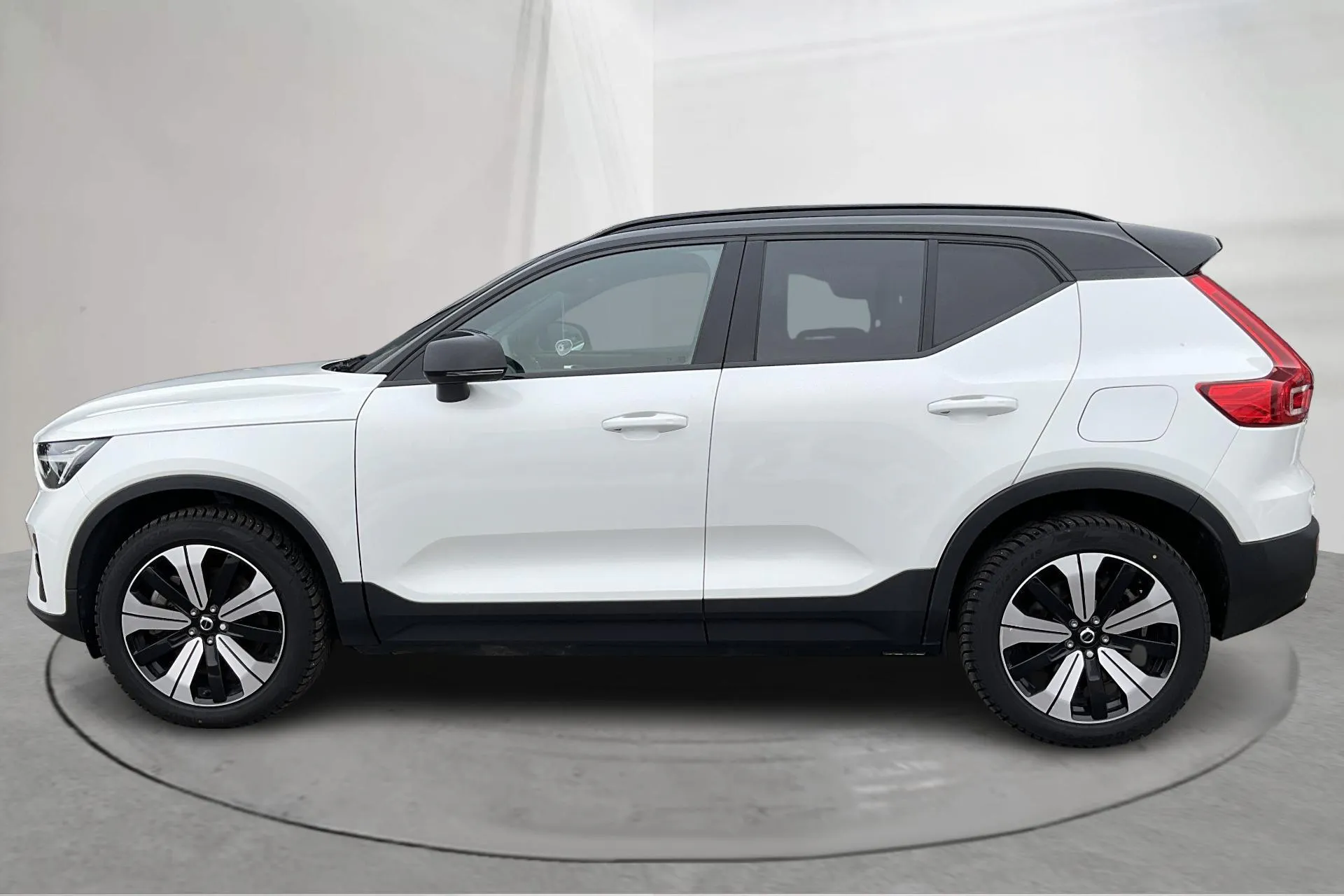 Presentationsfoto 2 av 19: Volvo XC40 P6 Recharge (231hk) - 9 533 mil - Automat - vit - 2023