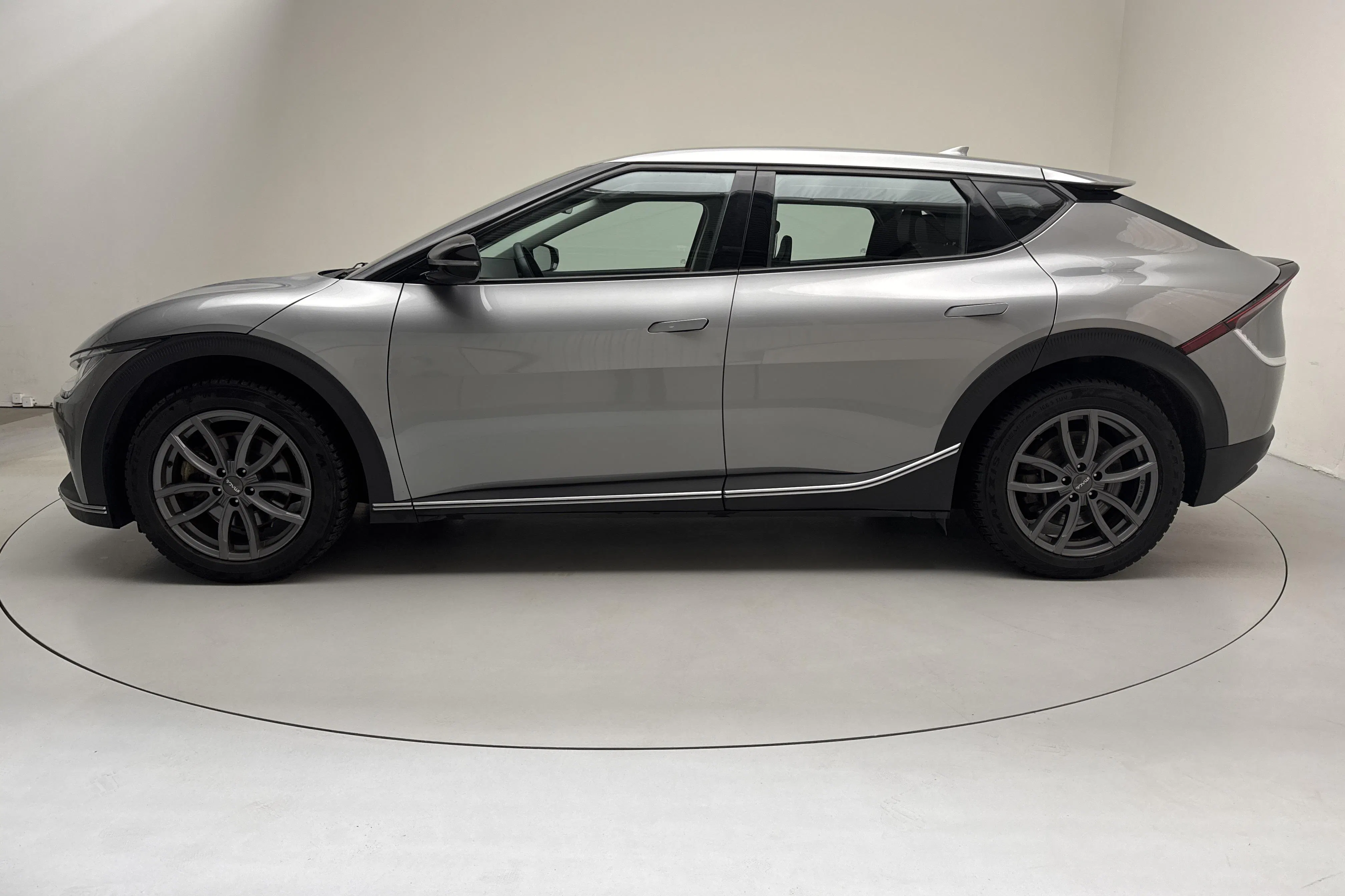 Presentationsfoto 2 av 17: KIA EV6 RWD (228hk) - 10 255 mil - Automat - grå - 2023