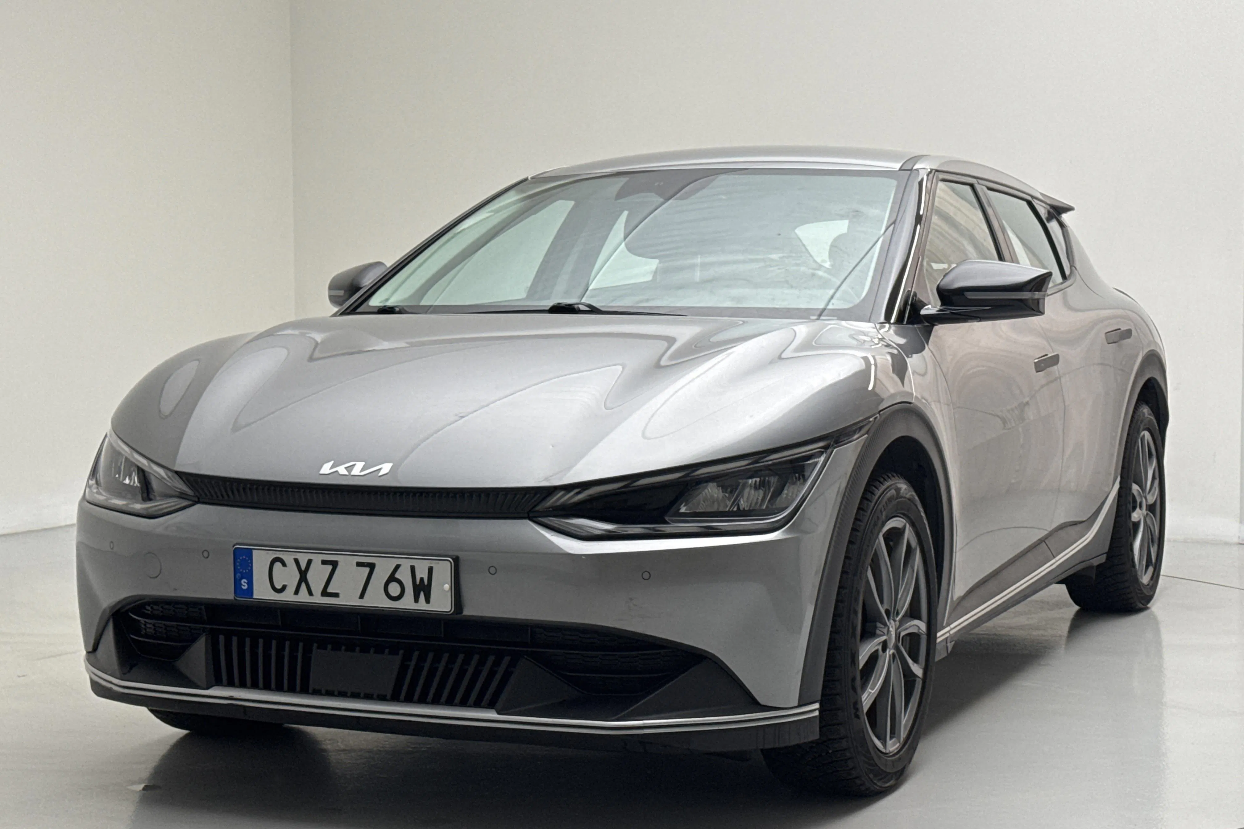 Presentationsfoto 1 av 17: KIA EV6 RWD (228hk) - 10 255 mil - Automat - grå - 2023