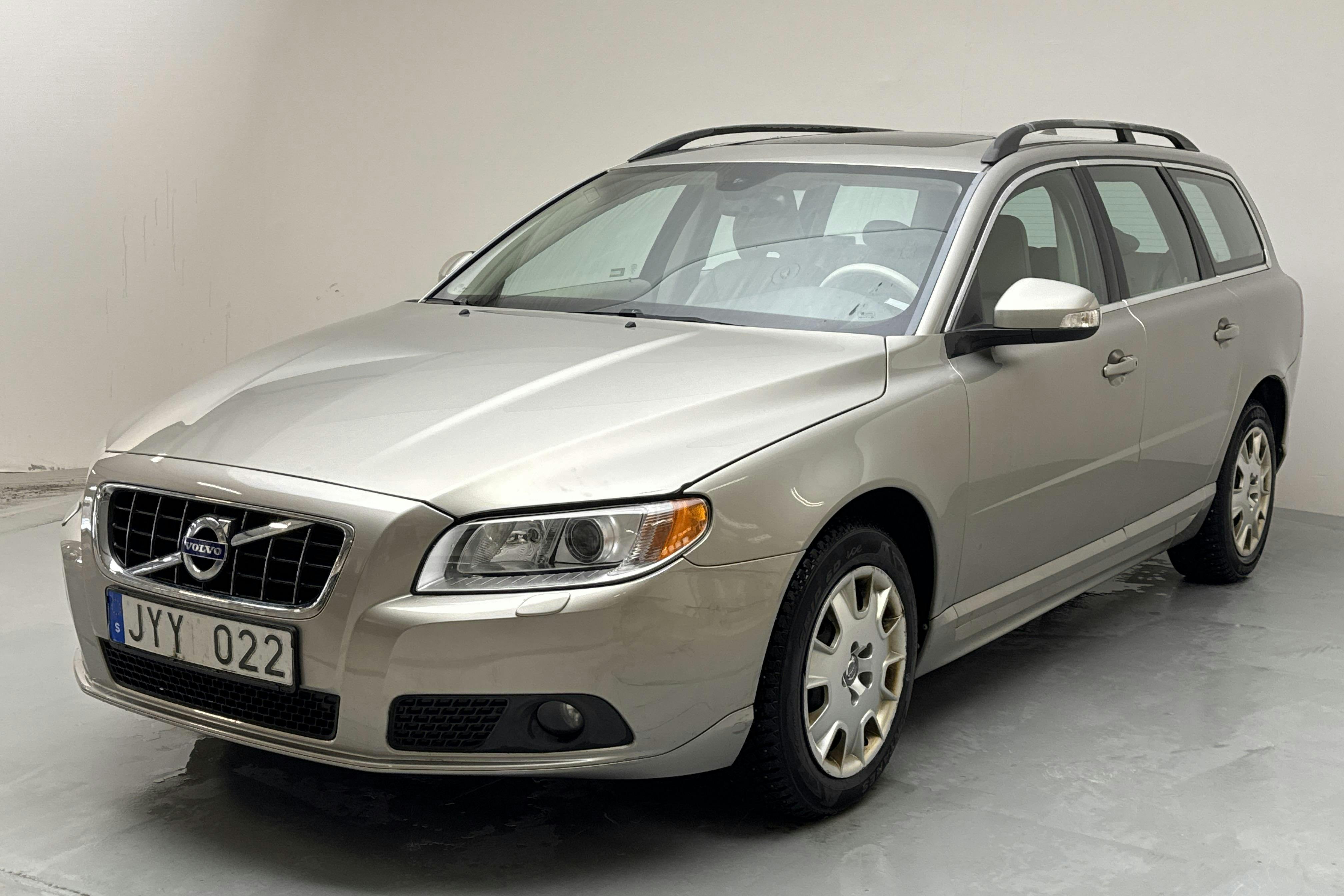 Presentation photo 1 of 14: Volvo V70 II 2.0D (136hk) - 181 370 km - Manual - Light Brown - 2010