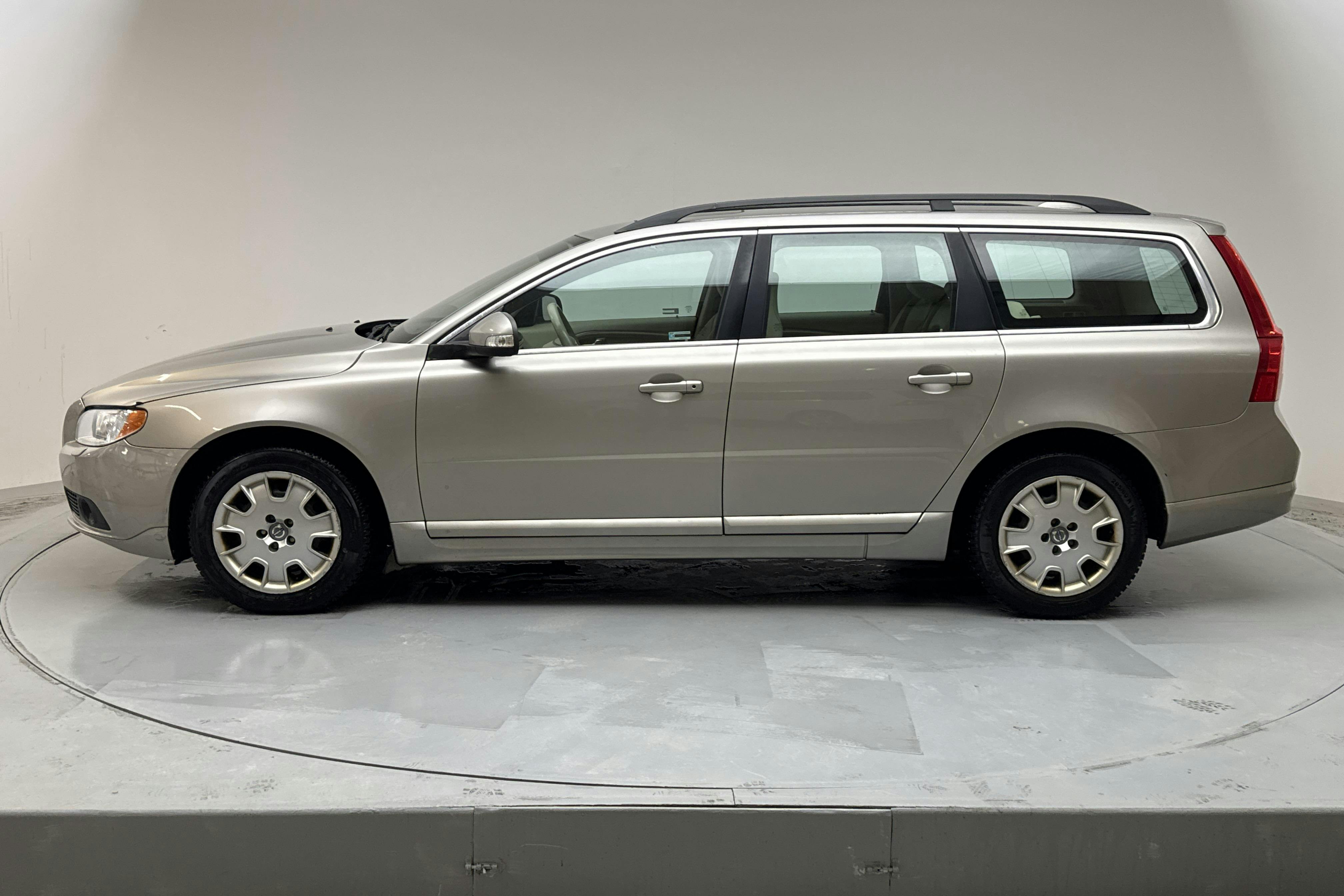 Presentation photo 2 of 14: Volvo V70 II 2.0D (136hk) - 181 370 km - Manual - Light Brown - 2010