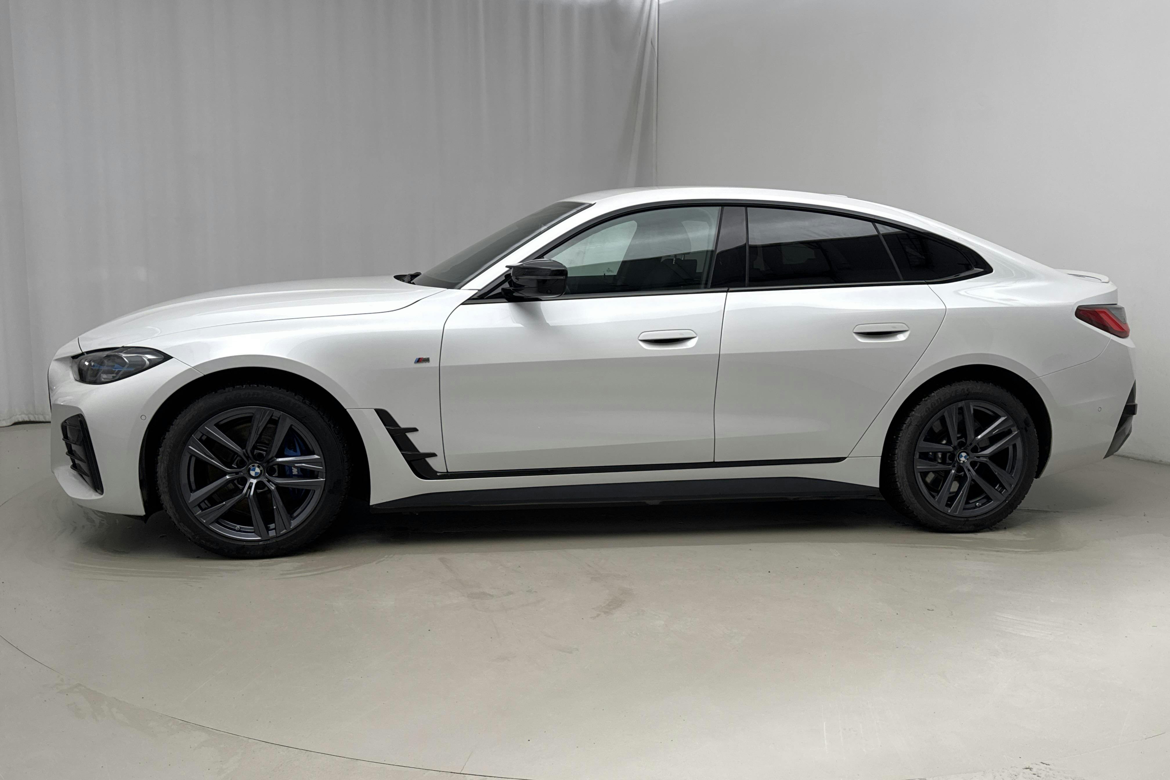 Presentationsfoto 2 av 18: BMW i4 M50 xDrive, G26 (523hk) - 3 721 mil - Automat - vit - 2024