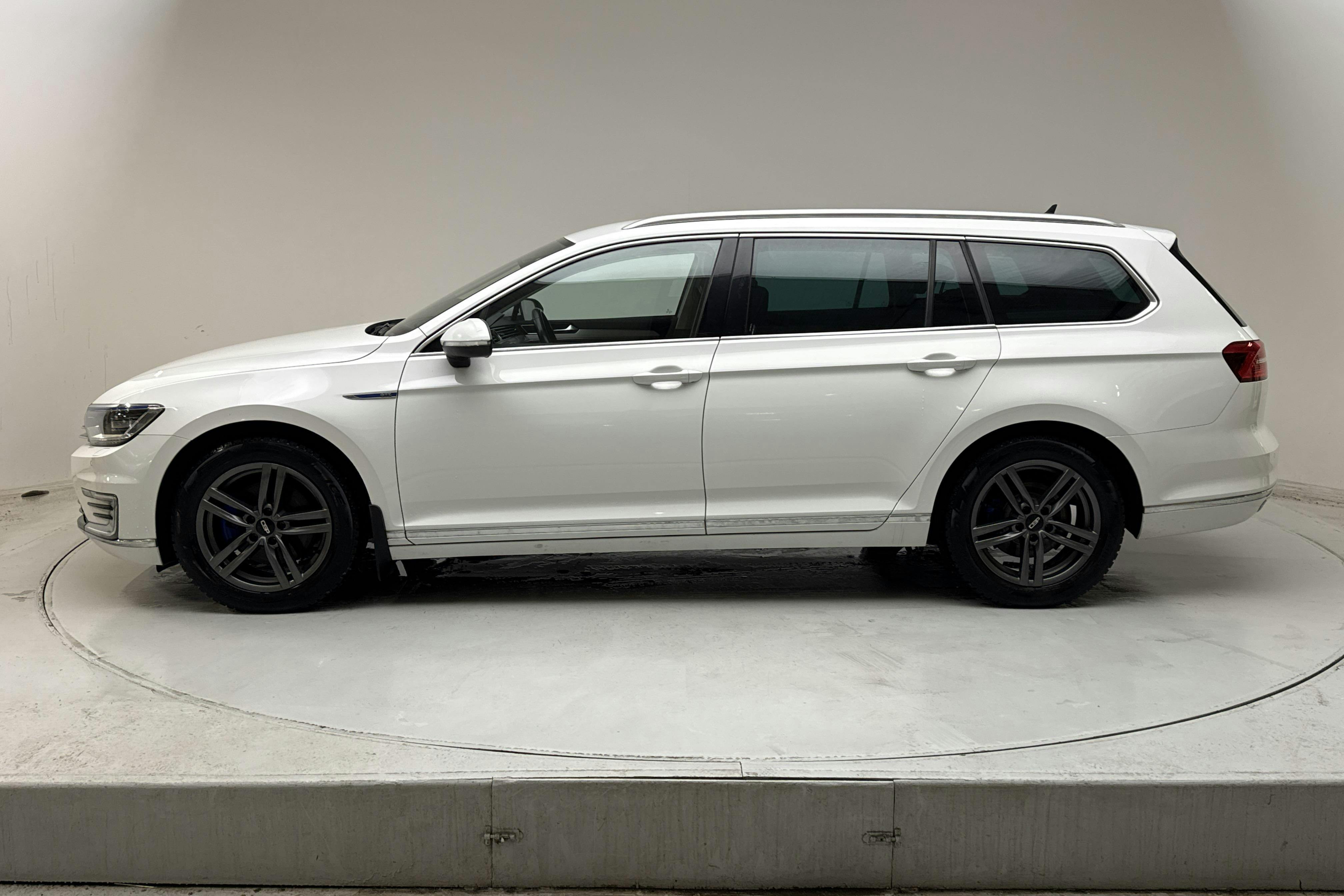 Präsentationsfoto 2 von 17: VW Passat 1.4 Plug-in-Hybrid Sportscombi (218hk) - 146 270 Kilometer - Verkaufsautomat - Weiß - 2018