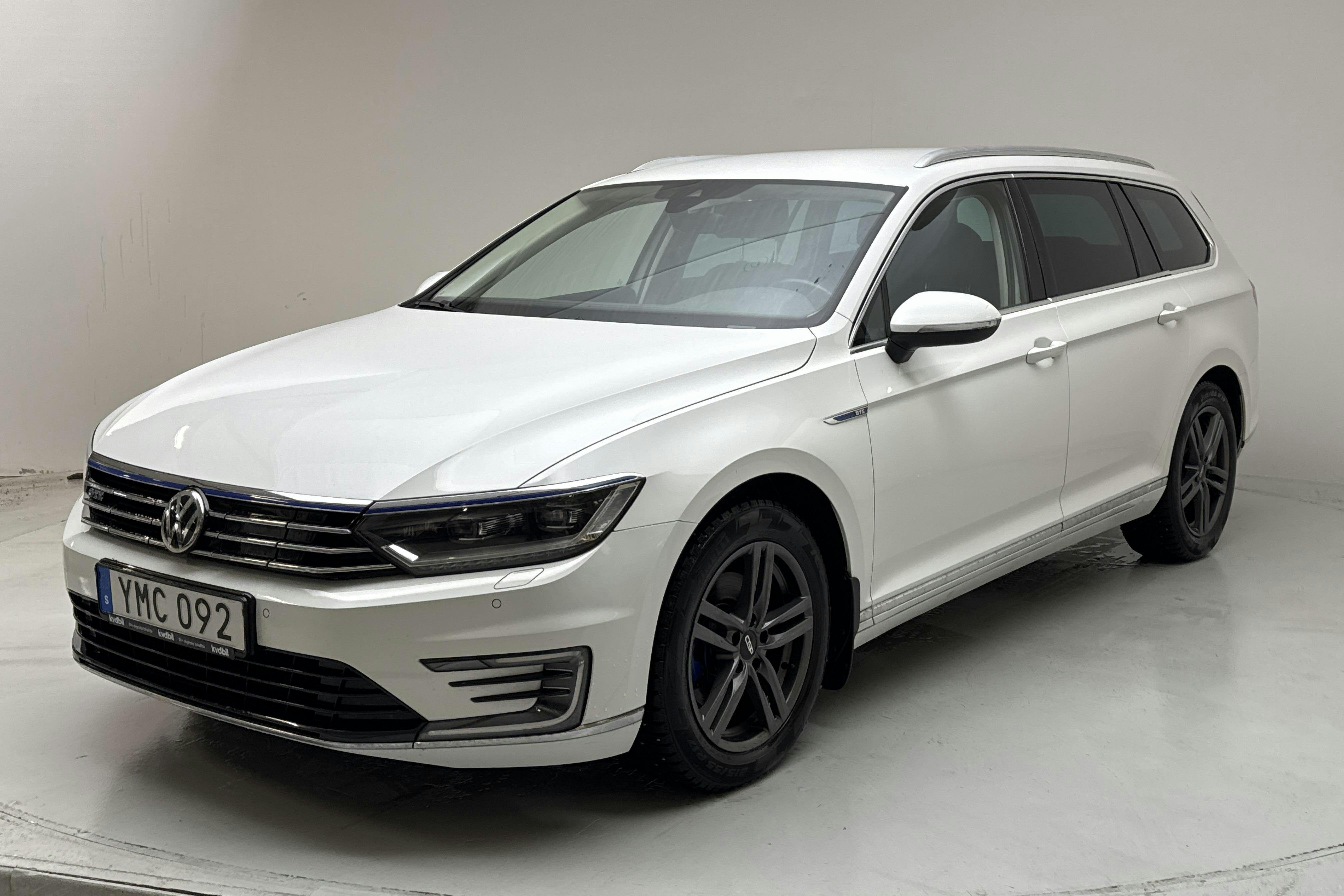 Präsentationsfoto 1 von 17: VW Passat 1.4 Plug-in-Hybrid Sportscombi (218hk) - 146 270 Kilometer - Verkaufsautomat - Weiß - 2018
