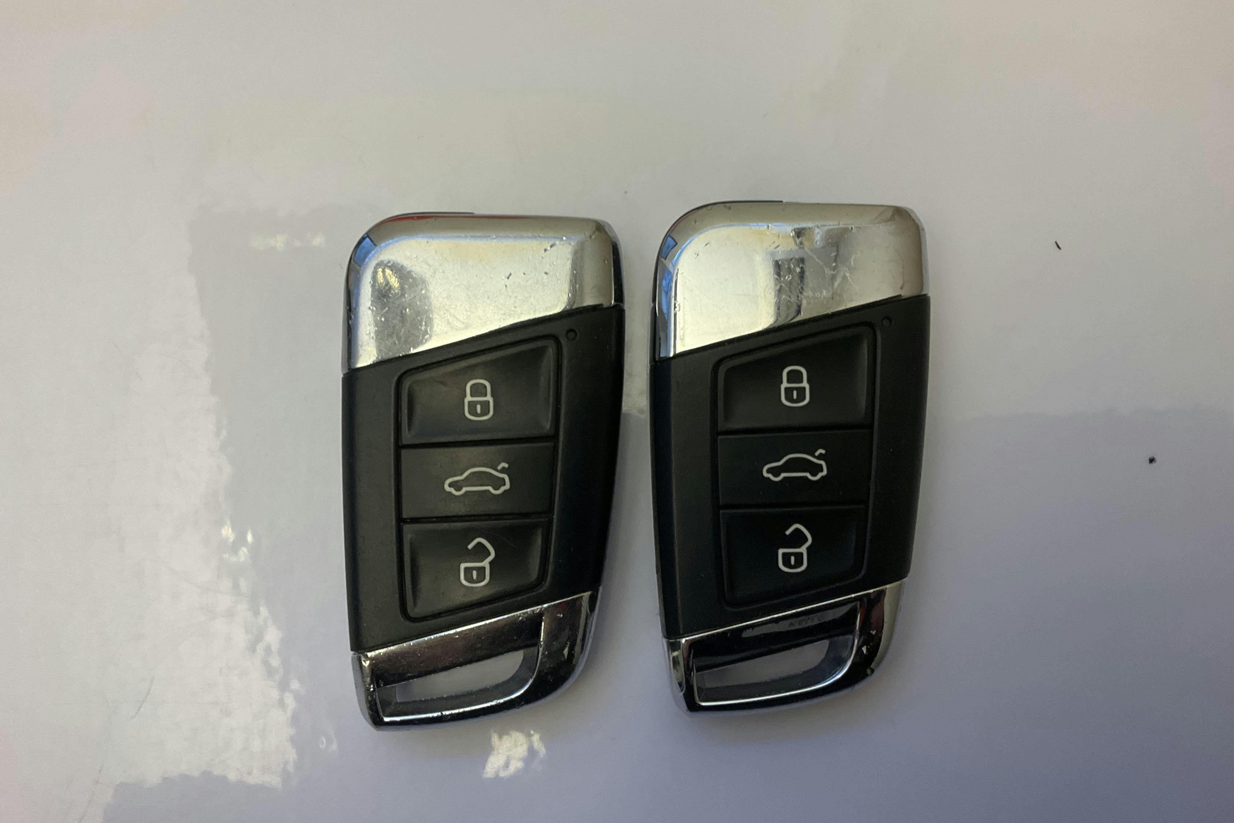 Präsentationsfoto 17 von 17: VW Passat 1.4 Plug-in-Hybrid Sportscombi (218hk) - 146 270 Kilometer - Verkaufsautomat - Weiß - 2018