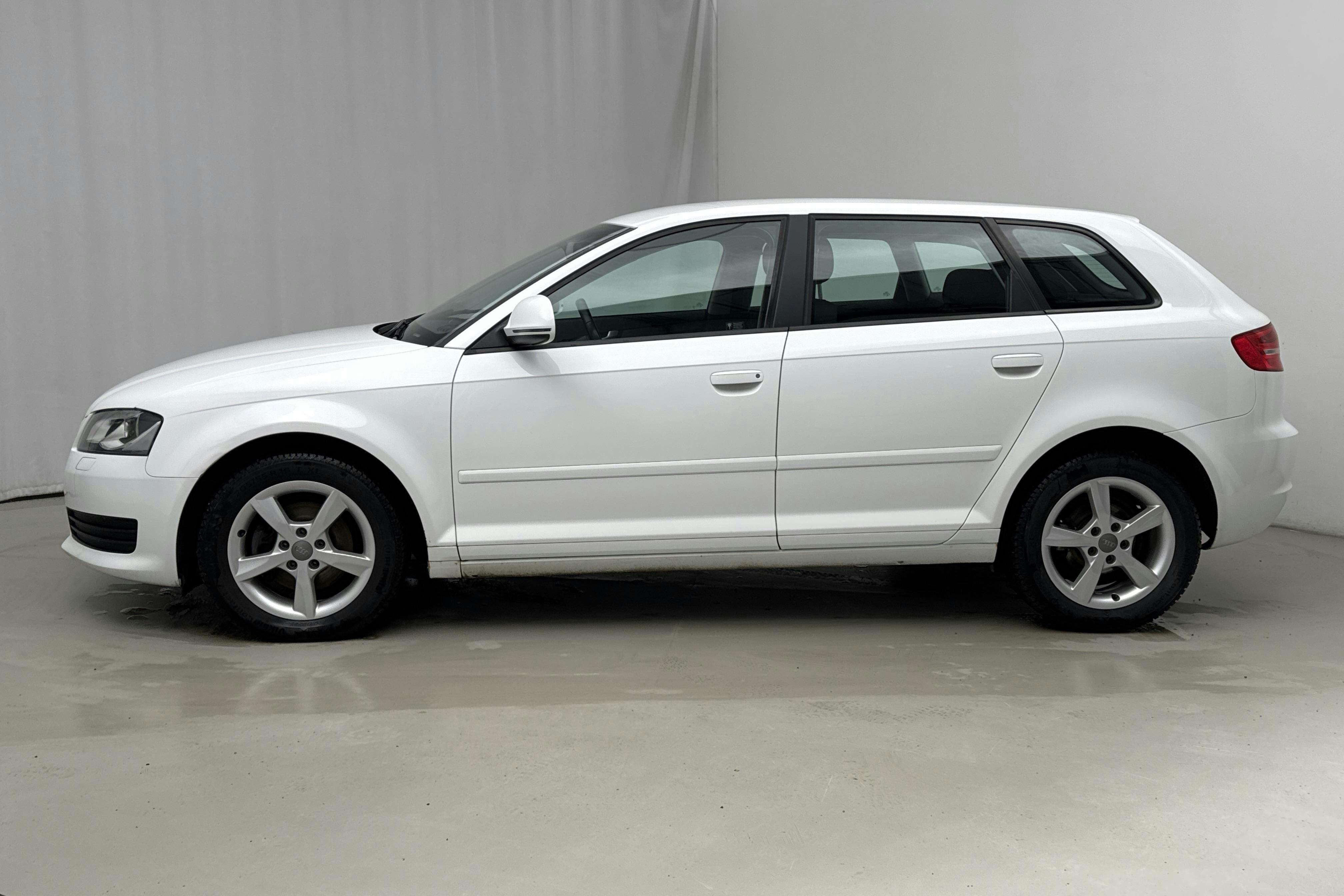 Presentation photo 2 of 12: Audi A3 2.0 TDI Sportback (140hk) - 112 630 km - Manual - white - 2010